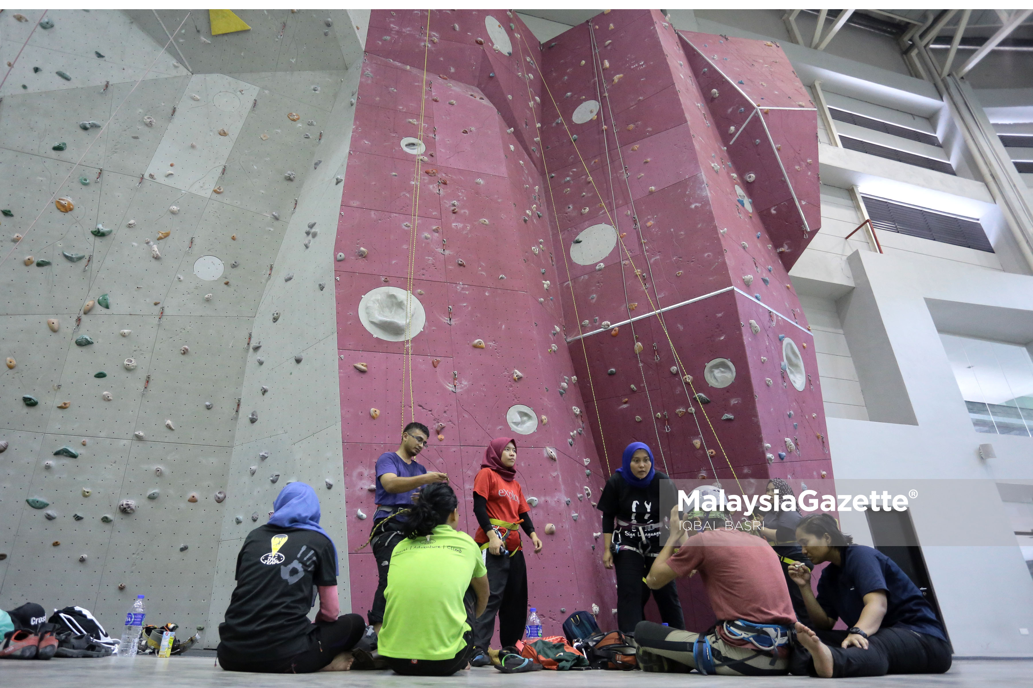 Sekumpulan remaja meluangkan masa hujung minggu dengan sukan wall climbing ketika tinjauan lensa Malaysia Gazette di Taman Cabaran Putrajaya. foto IQBAL BASRI, 16 APRIL 2017