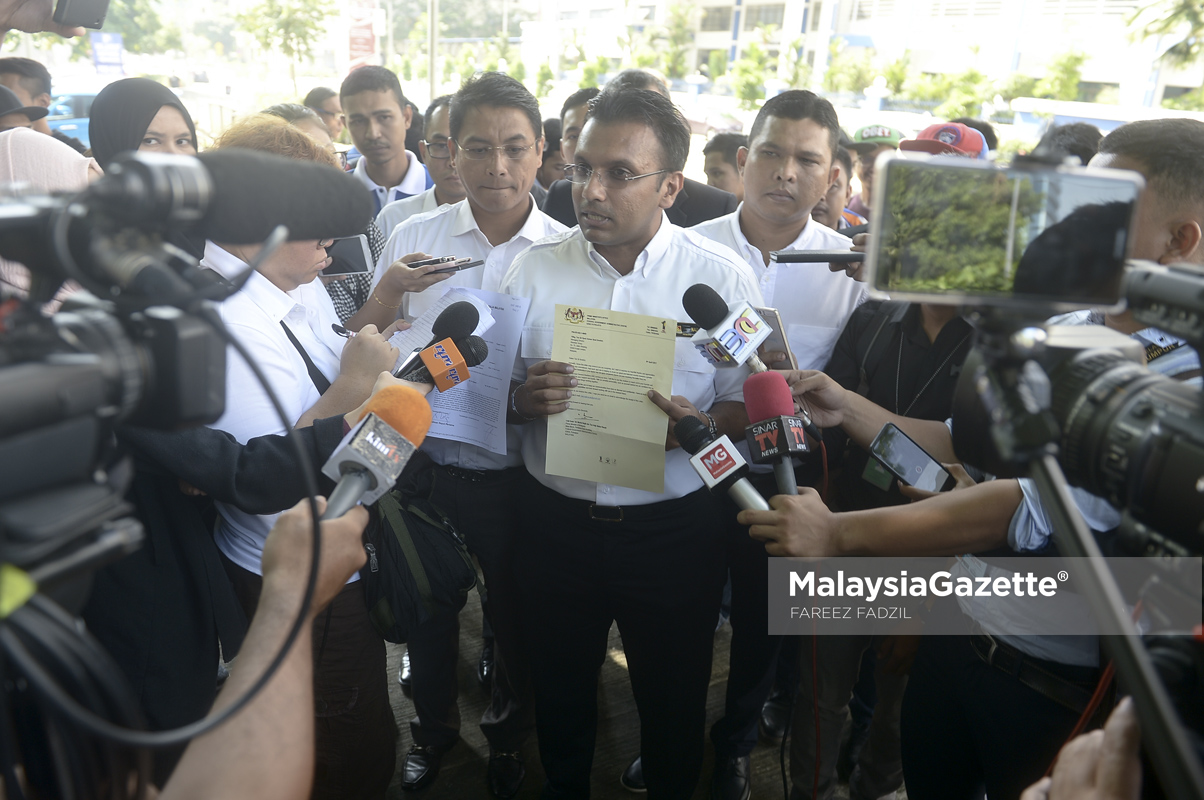 Exco Pergerakan Pemuda UMNO, Nazir Hussin Akhtar Hussin (tengah) memberi kenyataan kepada  media selepas membuat laporan polis berhubung pemalsuan kepala surat Pejabat Perdana Menteri di Ibu Pejabat Polis Dang Wangi, Kuala Lumpur. foto FAREEZ FADZIL, 17 APRIL 2017