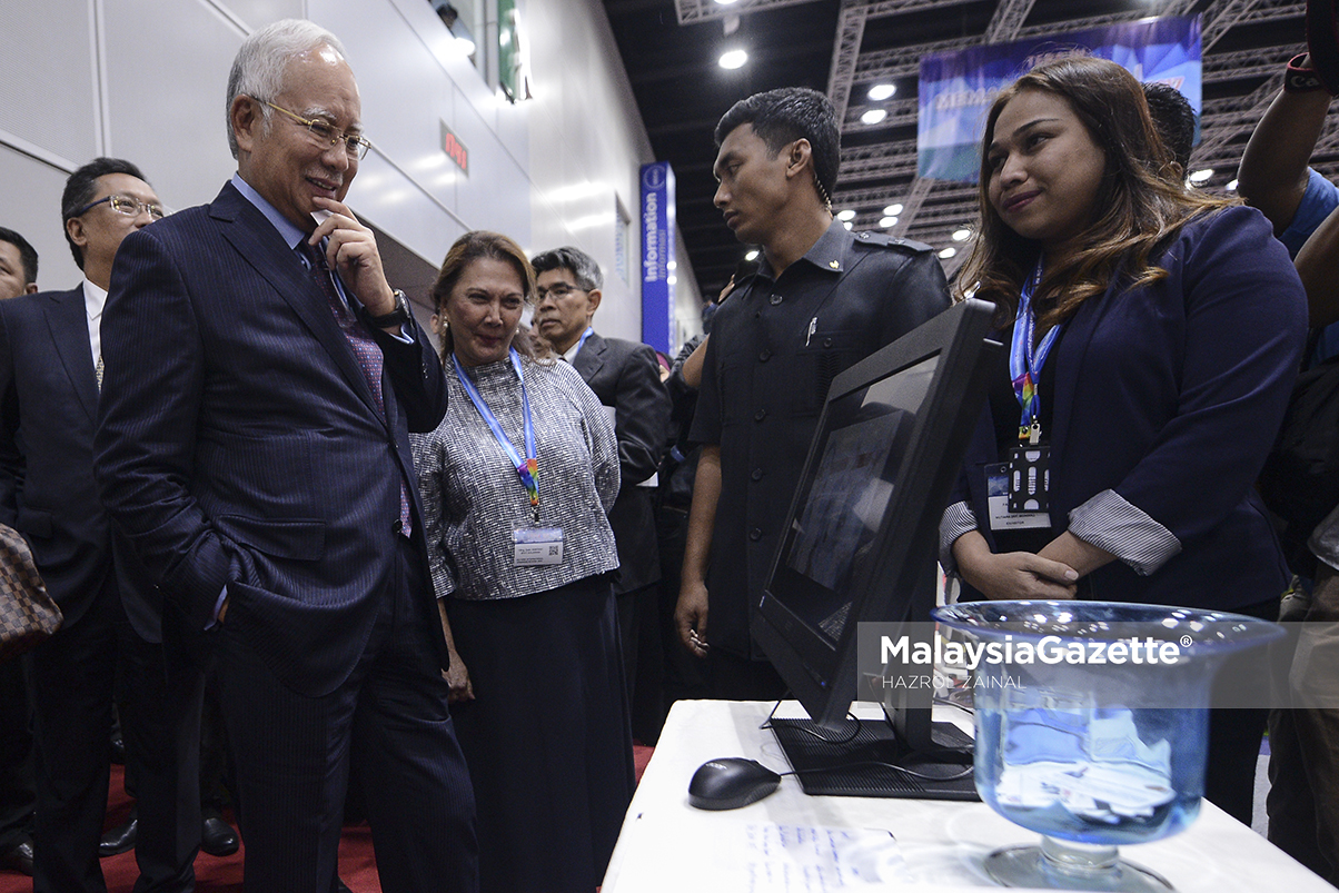 Perdana Menteri, Datuk Seri Najib Tun Razak melawat tapak pameran pada Majlis Pelancaran Halatuju Transformasi Ekonomi Bumiputra 2.0 di Pusat Konvensyen Kuala Lumpur (KLCC), Kuala Lumpur. foto MOHD HAZROL ZAINAL, 19 APRIL 2017.