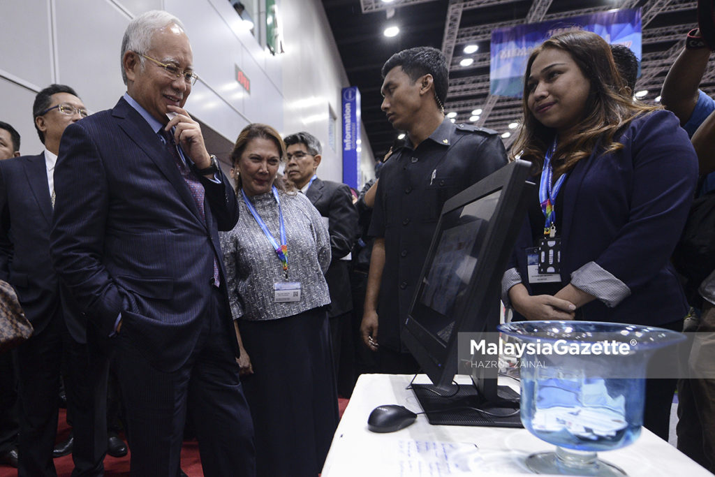 Perdana Menteri, Datuk Seri Najib Tun Razak mengunjungi  ruang  pameran sempena Pelancaran Halatuju Transformasi Ekonomi Bumiputra 2.0 di Pusat Konvensyen Kuala Lumpur (KLCC), Kuala Lumpur. foto MOHD HAZROL ZAINAL, 19 APRIL 2017.