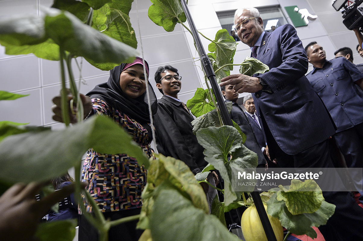 Reaksi Perdana Menteri, Datuk Seri Najib Tun Razak ketika melihat buah 'rock melon permai 5' ketika melawat tapak pameran pada Majlis Pelancaran Halatuju Transformasi Ekonomi Bumiputra 2.0 di Pusat Konvensyen Kuala Lumpur (KLCC), Kuala Lumpur. foto MOHD HAZROL ZAINAL, 19 APRIL 2017.