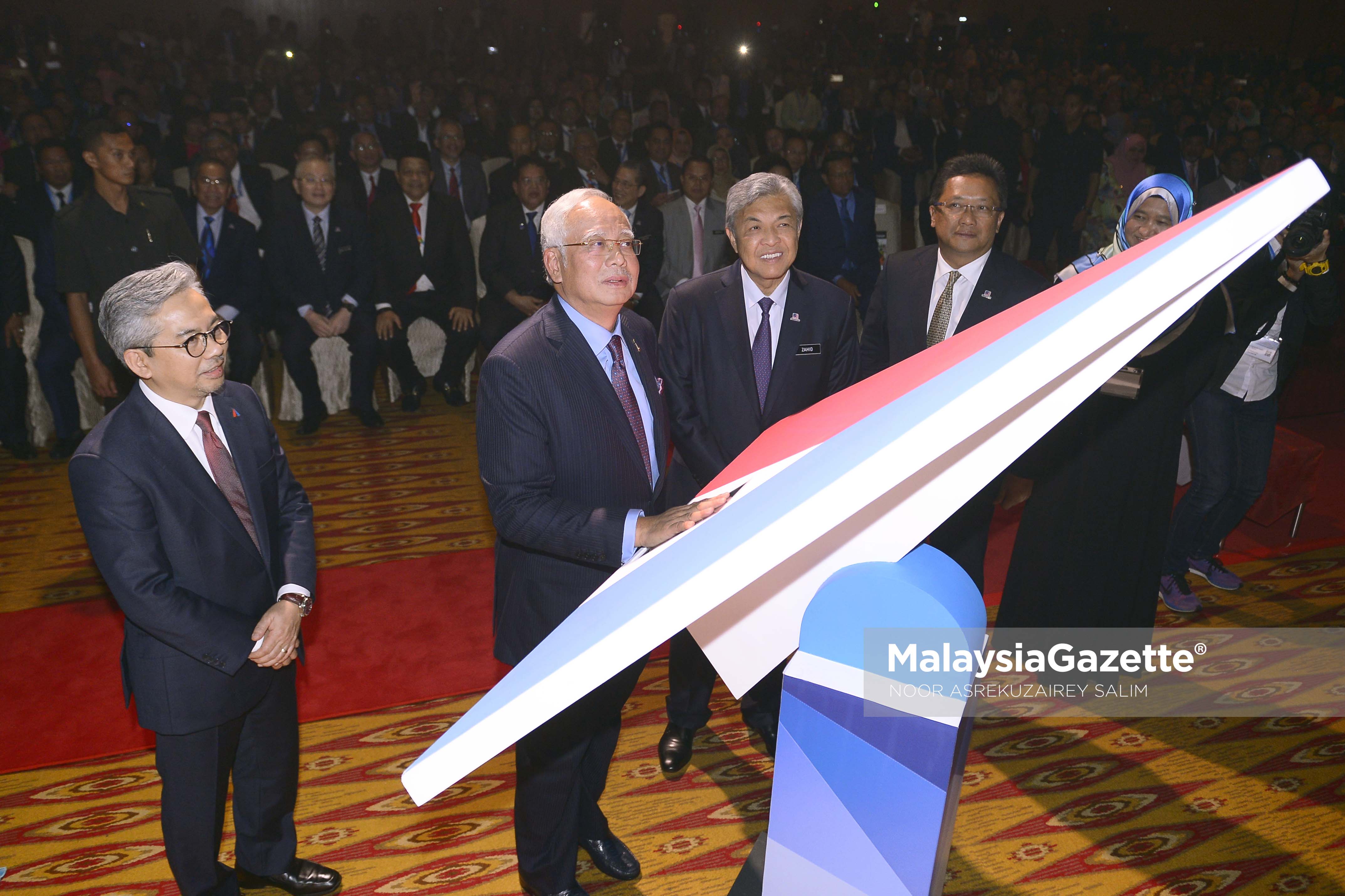 Perdana Menteri, Datuk Seri Najib Tun Razak diiringi Timbalan Perdana Menteri, Datuk Seri Ahmad Zahid Hamidi (tiga kiri), Menteri di Jabatan Perdana Menteri, Datuk Seri Abdul Rahman Dahlan (dua kanan) dan Ketua Pegawai Eksekutif Unit Peneraju Agenda Bumiputra (TERAJU), Datuk Husni Sallleh (kiri) meletakkan tapak tangan sebagai gimik Pelancaran Halatuju Transformasi Ekonomi Bumiputra 2.0 di Pusat Konvensyen Kuala Lumpur (KLCC), Kuala Lumpur. foto NOOR ASREKUZAIREY SALIM, 19 APRIL 2017