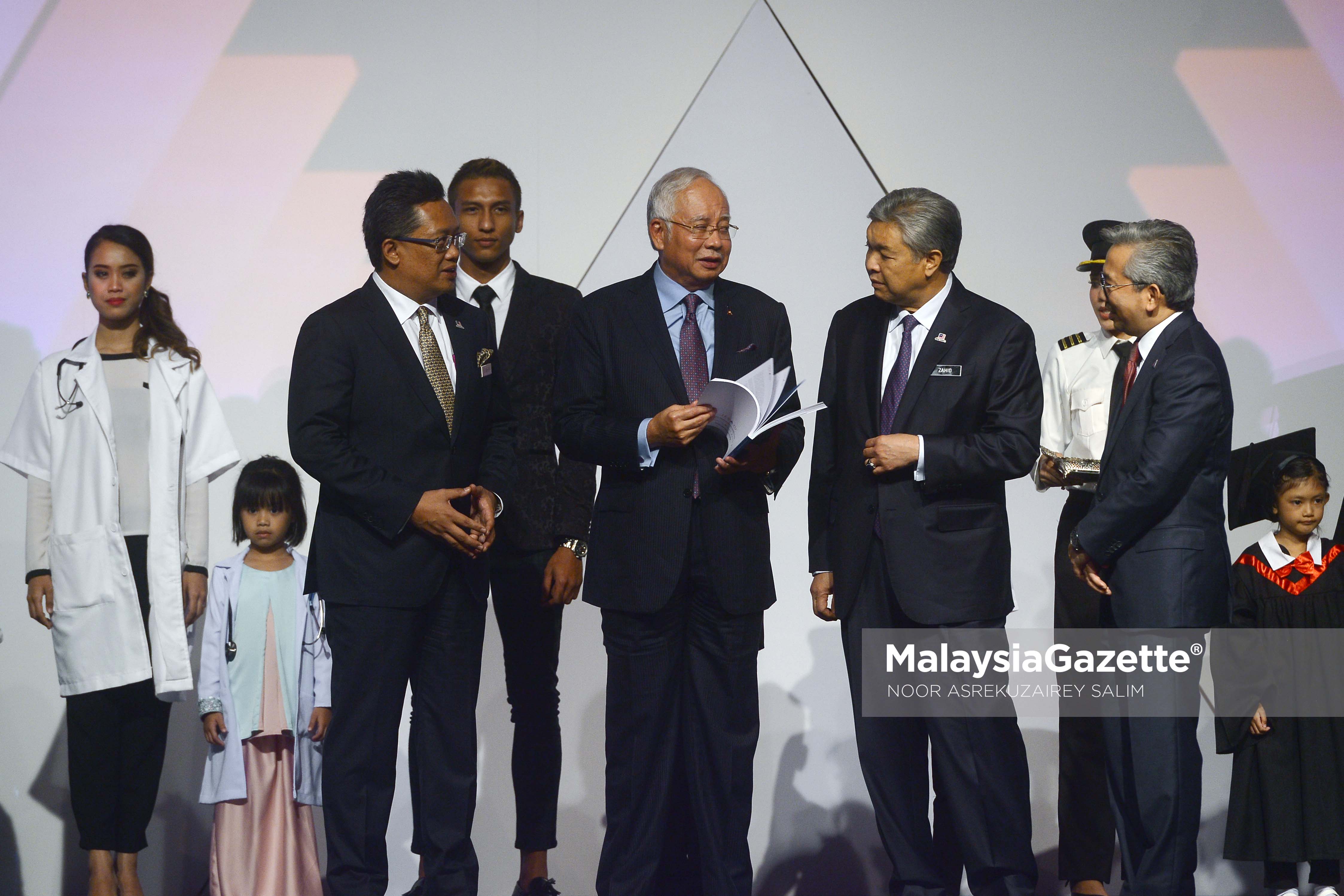 Perdana Menteri, Datuk Seri Najib Tun Razak diiringi Timbalan Perdana Menteri, Datuk Seri Ahmad Zahid Hamidi (tiga kanan), Menteri di Jabatan Perdana Menteri, Datuk Seri Abdul Rahman Dahlan (tiga kanan) dan Ketua Pegawai Eksekutif Unit Peneraju Agenda Bumiputra (TERAJU), Datuk Husni Sallleh (dua kanan) melihat buku Halatuju Transformasi Ekonomi Bumiputra 2.0 di Pusat Konvensyen Kuala Lumpur (KLCC), Kuala Lumpur. foto NOOR ASREKUZAIREY SALIM, 19 APRIL 2017