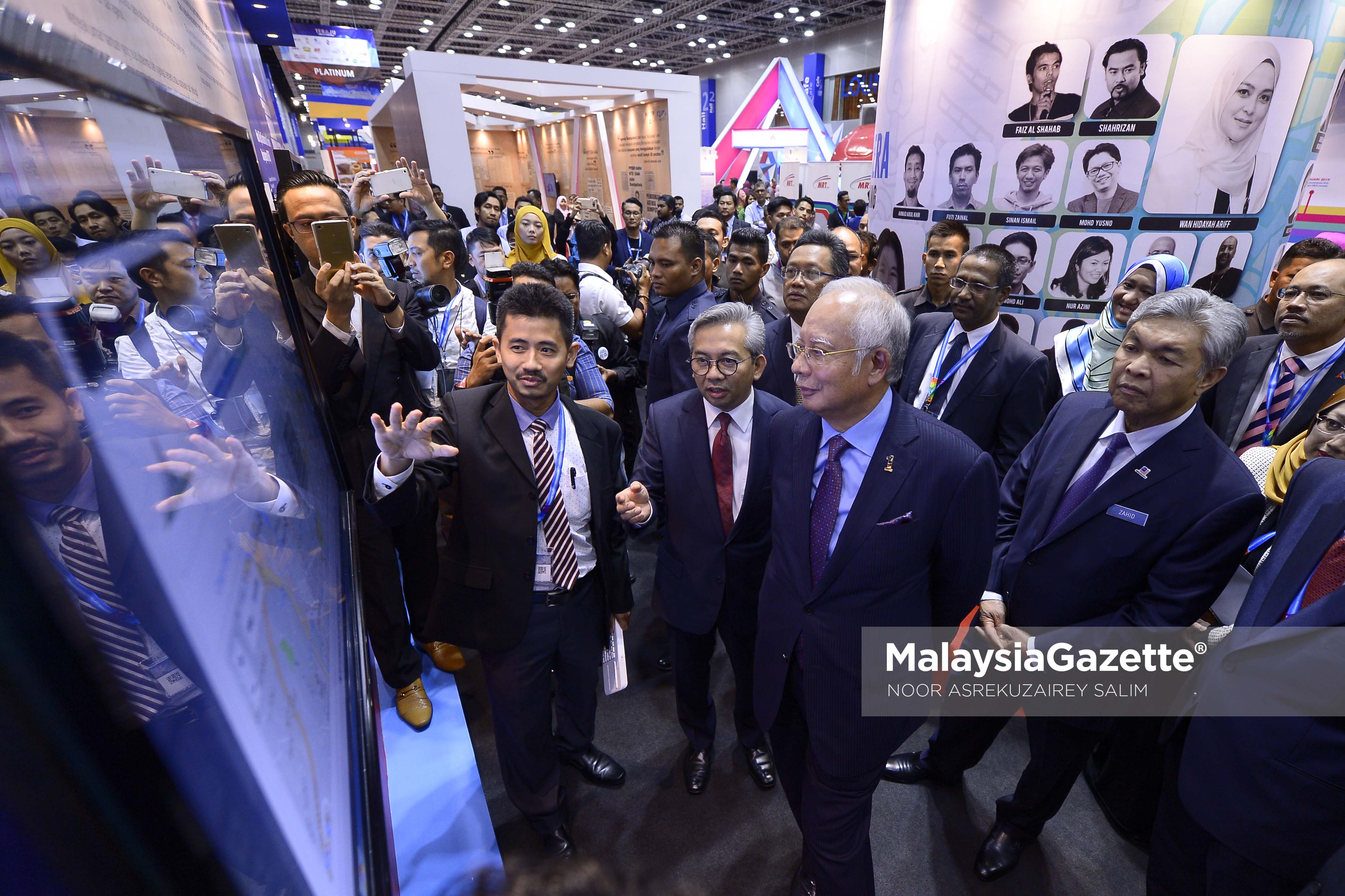 Perdana Menteri, Datuk Seri Najib Tun Razak diiringi Timbalan Perdana Menteri, Datuk Seri Ahmad Zahid Hamidi (kanan) mendengar penerangan dari Ketua Pegawai Eksekutif Unit Peneraju Agenda Bumiputra (TERAJU), Datuk Husni Sallleh (dua kiri) ketika melawat tapak pameran TERAJU pada Majlis Pelancaran Halatuju Transformasi Ekonomi Bumiputra 2.0 di Pusat Konvensyen Kuala Lumpur (KLCC), Kuala Lumpur. foto NOOR ASREKUZAIREY SALIM, 19 APRIL 2017