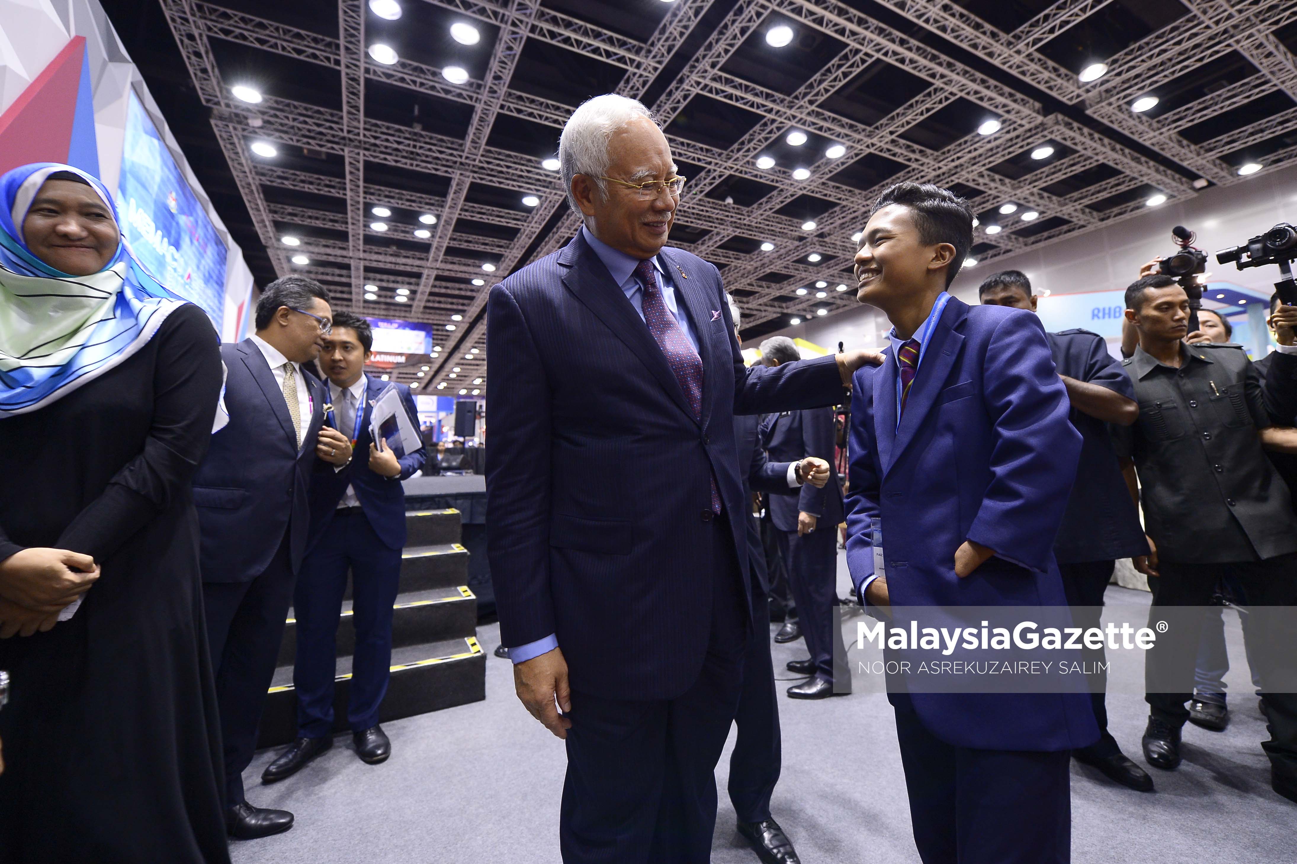 Perdana Menteri, Datuk Seri Najib Tun Razak beramah mesra dengan salah seorang pelajar dari MRSM Pengakaln Chepa yang juga merupakan Orang Kelainan Upaya, Faiz Alian Mohd Zamre selepas mendengar cerita kehidupan beliau bersama keluarga selepas Majlis Pelancaran Halatuju Transformasi Ekonomi Bumiputra 2.0 di Pusat Konvensyen Kuala Lumpur (KLCC), Kuala Lumpur. foto NOOR ASREKUZAIREY SALIM, 19 APRIL 2017