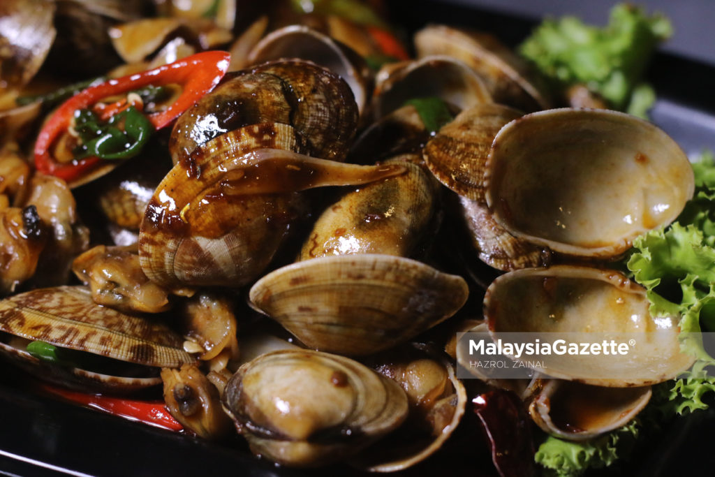 Lala masak Dry Chili antara juadah makanan yang terdapat di Restoran D'Johan Delecacies, Kajang, Selangor. foto MOHD HAZROL ZAINAL, 20 MAC 2017.