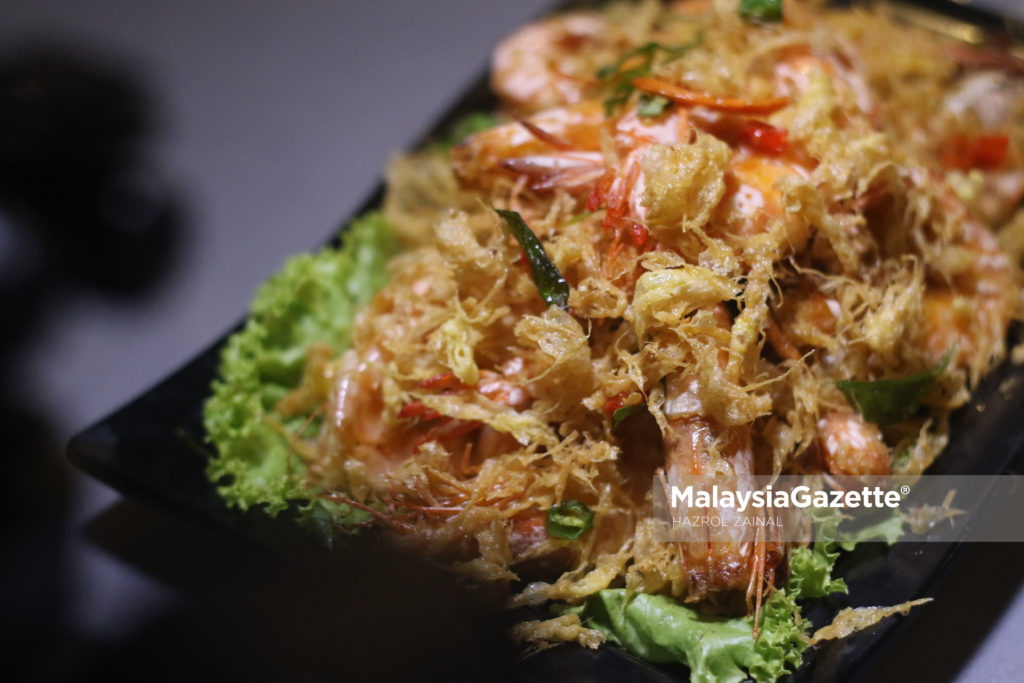 Sea Prawn masak Dry Butter antara juadah makanan yang terdapat di Restoran D'Johan Delecacies, Kajang, Selangor. foto MOHD HAZROL ZAINAL, 20 MAC 2017.