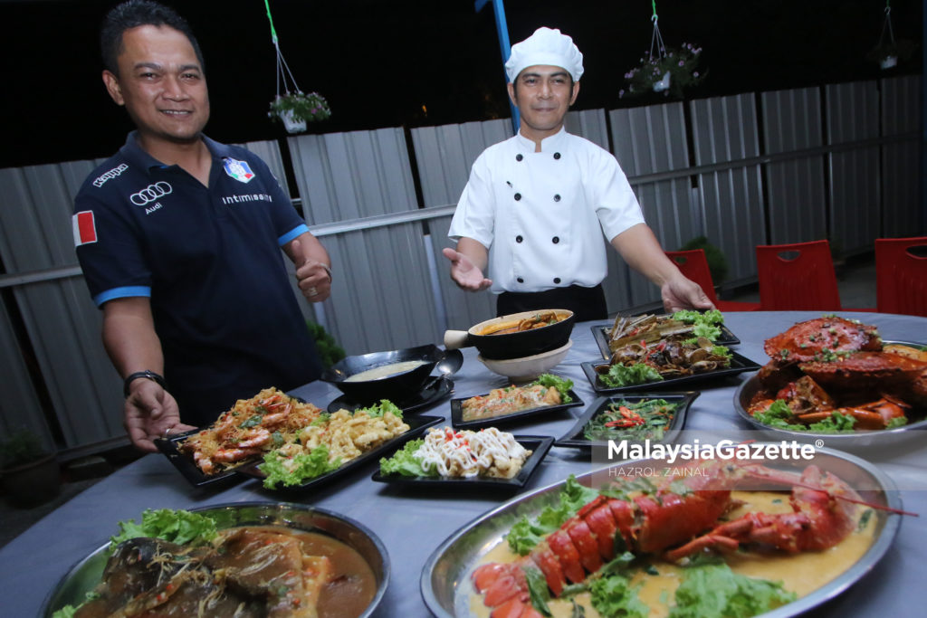 Pemilik, Datuk Johan Datuk Wan Khairil Adli (kiri) bersama Chef Nurshafiq Abdullah (kanan) menunjukkan antara juadah makanan yang terdapat di Restoran D'Johan Delecacies, Kajang, Selangor. foto MOHD HAZROL ZAINAL, 20 MAC 2017.