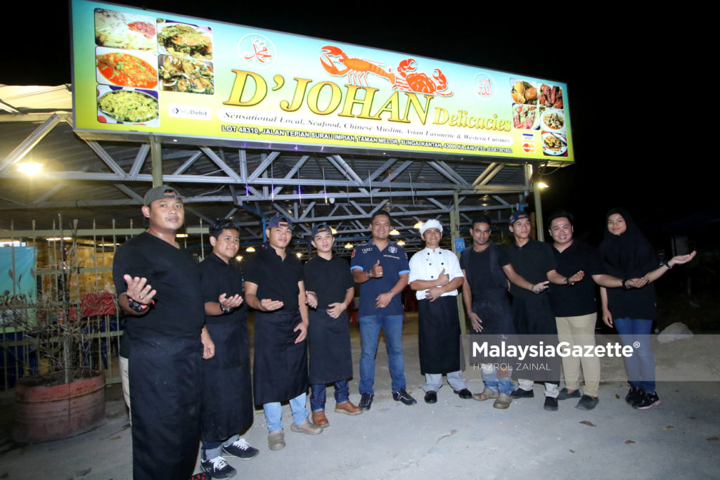 Pemilik, Datuk Johan Datuk Wan Khairil Adli (tengah) dan Chef Nurshafiq Abdullah (lima kanan) bergambar bersama kakitangan dihadapan di Restoran D'Johan Delecacies, Kajang, Selangor. foto MOHD HAZROL ZAINAL, 20 MAC 2017.