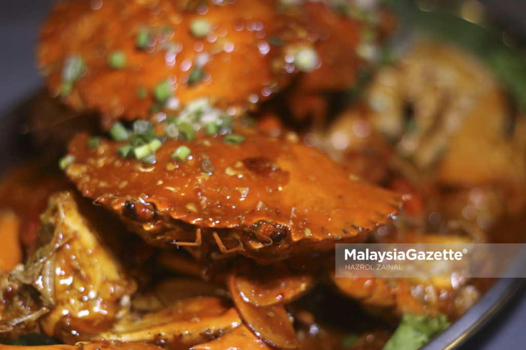 Ketam masak cili halia di Restoran D'Johan Delicacies, Kajang, Selangor. foto MOHD HAZROL ZAINAL, 20 MAC 2017.