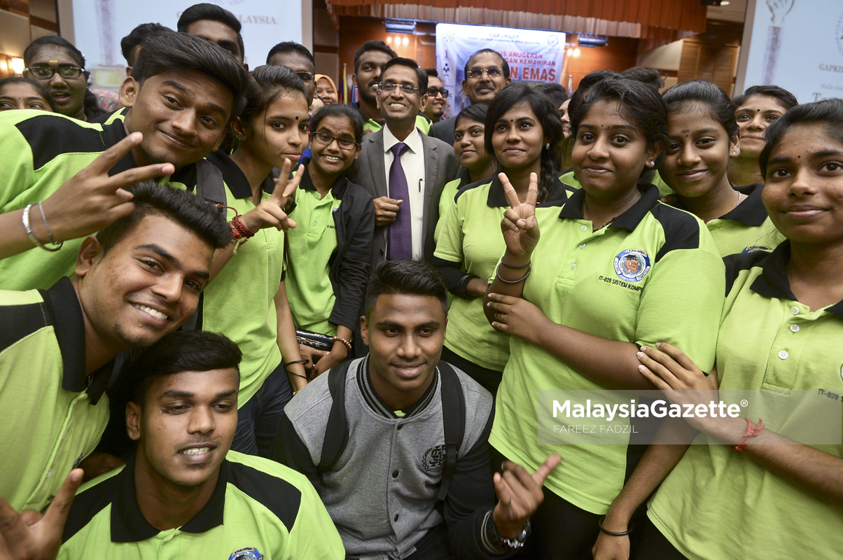 Menteri Kesihatan, Datuk Seri S. Subramaniam (tengah) beramah mesra bersama pelajar-pelajar dari Kolej Genius pada Program Penyampaian Anugerah Tangan Emas di Kementerian Kesihatan, Putrajaya. foto FAREEZ FADZIL, 20 APRIL 2017