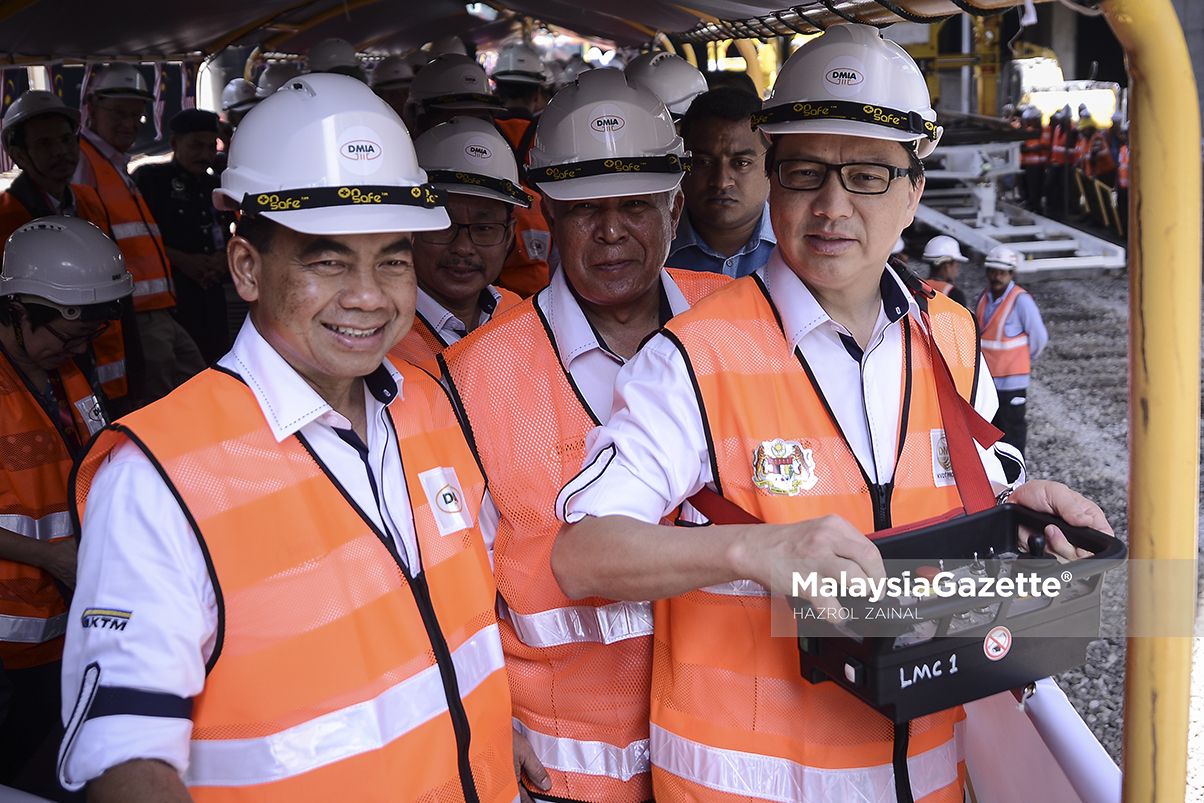 Menteri Pengangkutan, Datuk Seri Liow Tiong Lai melakukan gimik pelancaran sambil diperhatikan Timbalan Menteri Pengangkutan, Datuk Aziz Kaprawi (kiri) dan Lembaga Pengarah DMIA, Jeneral (B) Tan Sri Mohd Azumi Moha­med (tengah) pada Majlis Pelancaran Projek Infrastruktur Landasan Keretapi Berkembar Lembah Klang (KVDT) di KL Sentral, Kuala Lumpur. foto MOHD HAZROL ZAINAL, 20 APRIL 2017.