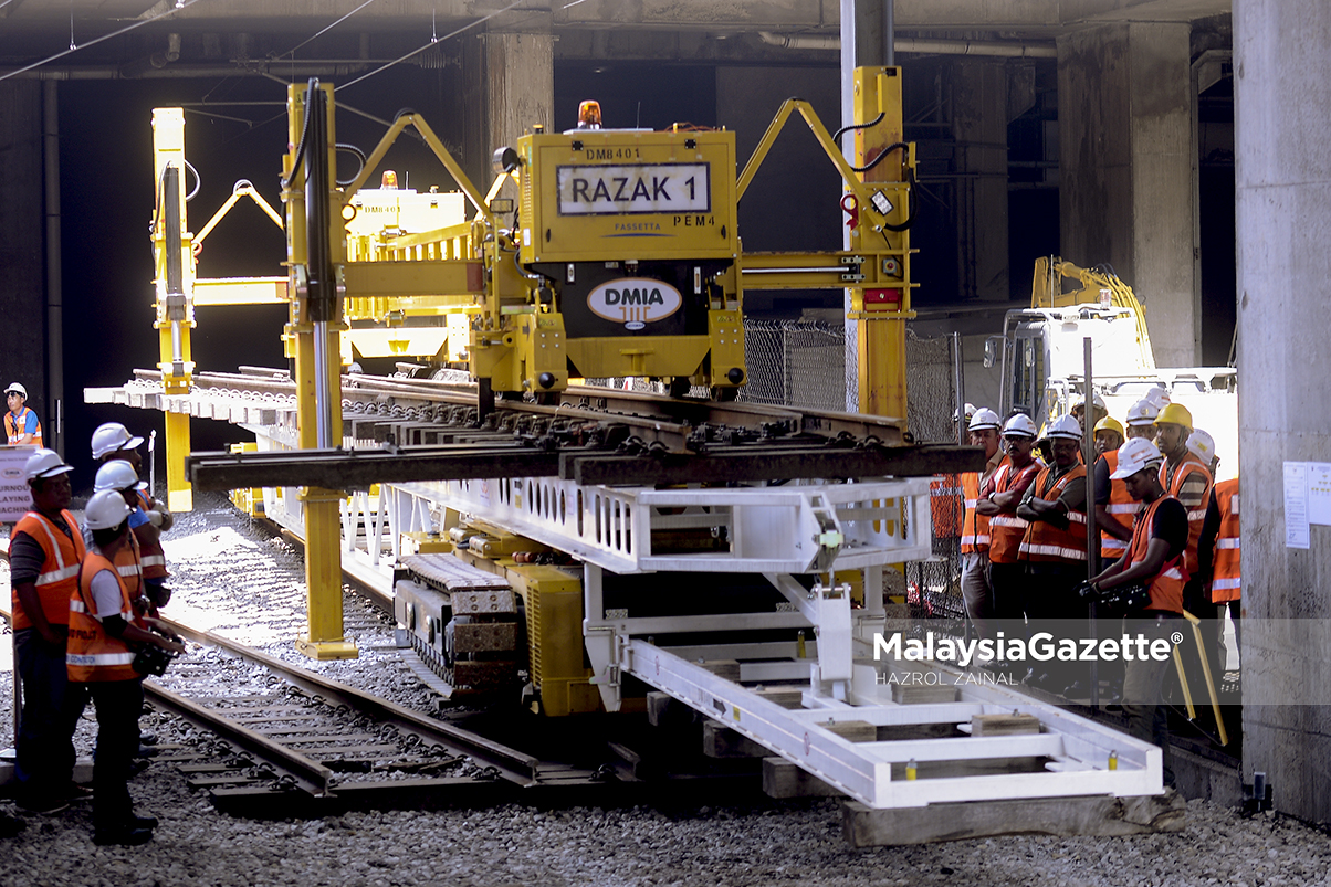 Mesin pemasangan Turnout Razak 1 pada pelancaran Majlis Pelancaran Projek Infrastruktur Landasan Keretapi Berkembar Lembah Klang (KVDT) di KL Sentral, Kuala Lumpur. foto MOHD HAZROL ZAINAL, 20 APRIL 2017.