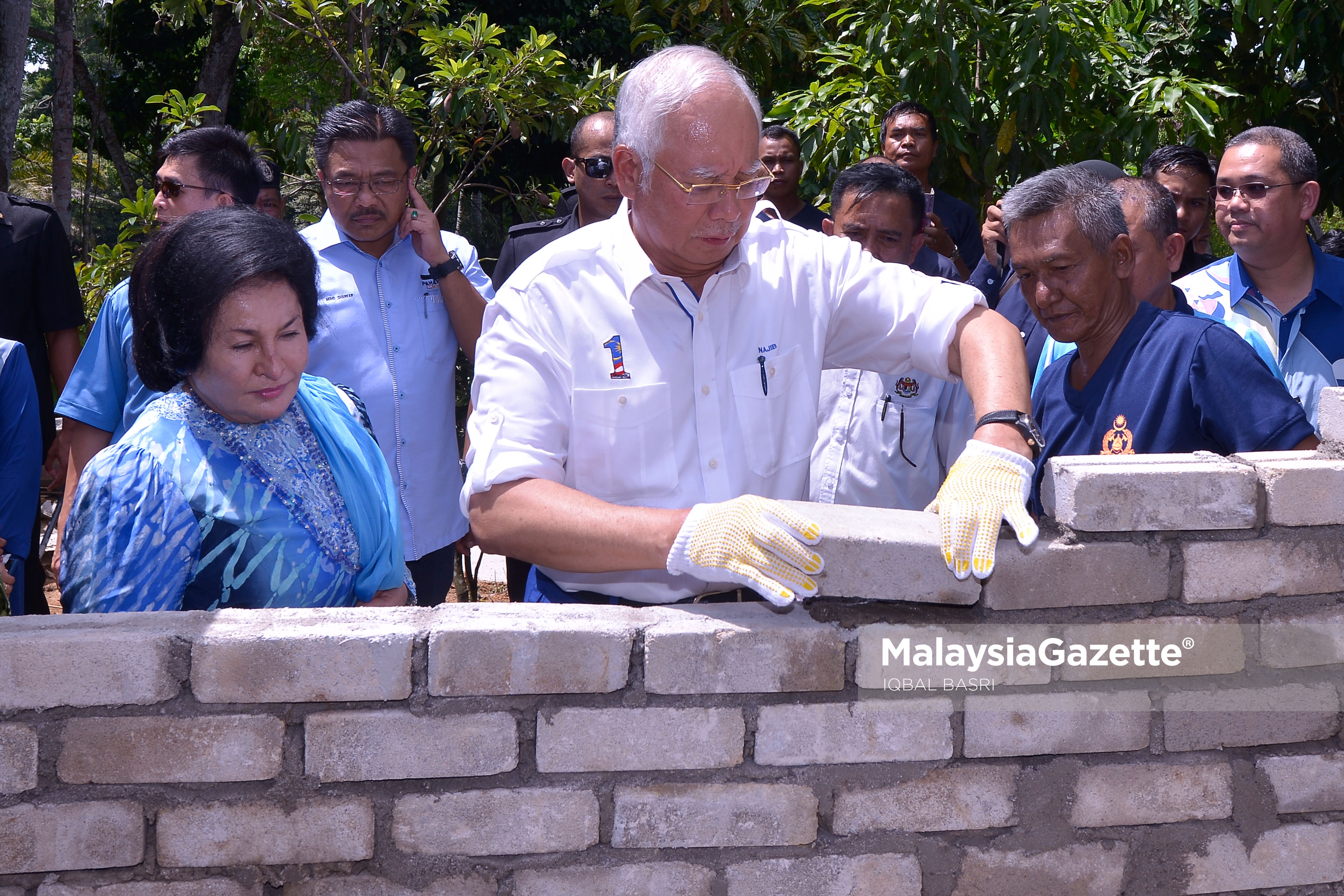 Perdana Menteri, Datuk Seri Najib Tun Razak meletakkan batu-bata sambil diiringi isteri beliau, Datin Seri Rosmah Mansor (kiri) ketika lawatan beliau pada Program Jom Bantu Rakyat di Kampung Padang Kerbau, Temerloh, Pahang. foto IQBAL BASRI, 20 APRIL 2017