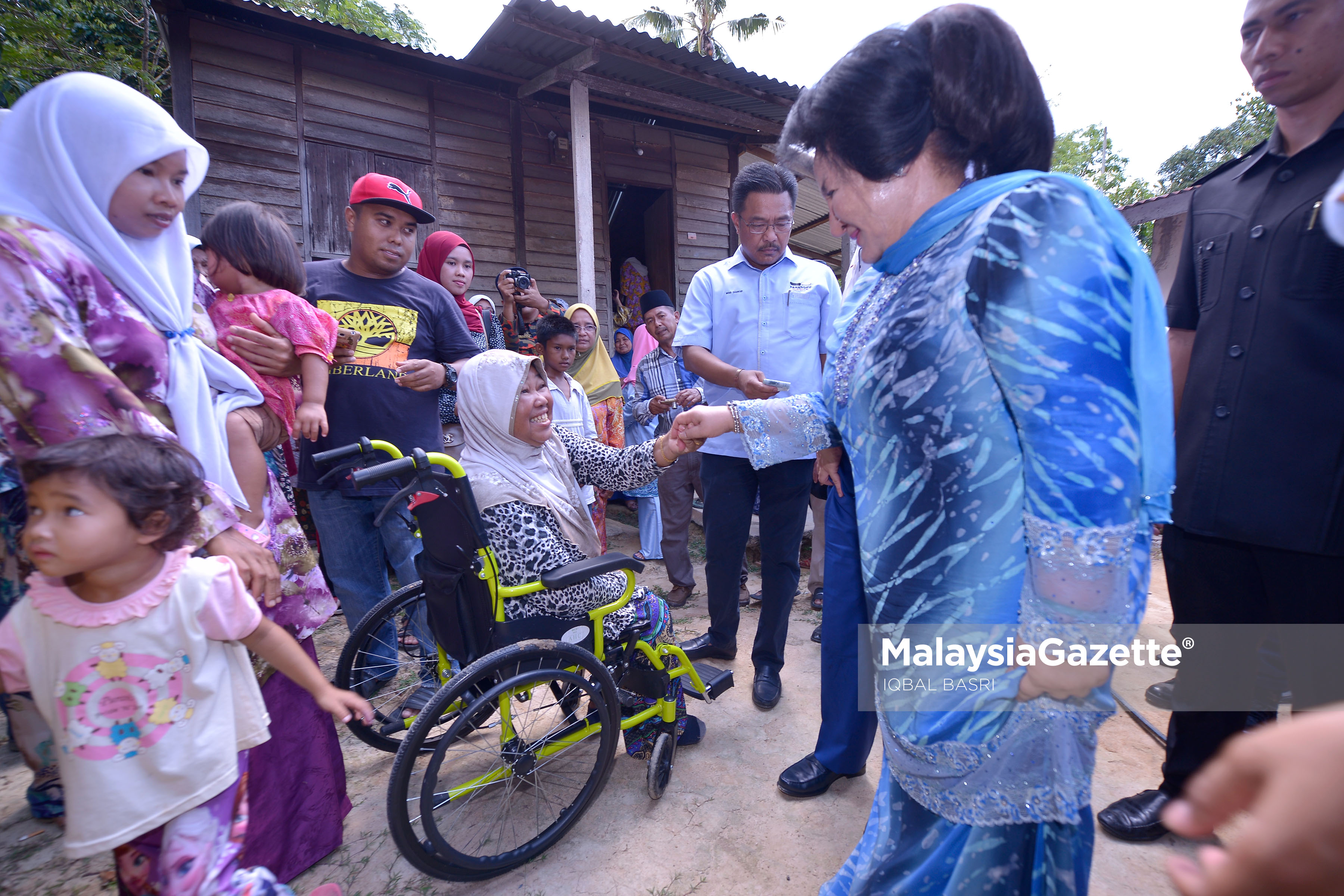 Isteri Perdana Menteri, Datin Seri Rosmah Mansor bersalaman dengan penduduk kampung pada Program Jom Bantu Rakyat di Kampung Padang Kerbau, Temerloh, Pahang. foto IQBAL BASRI, 20 APRIL 2017.