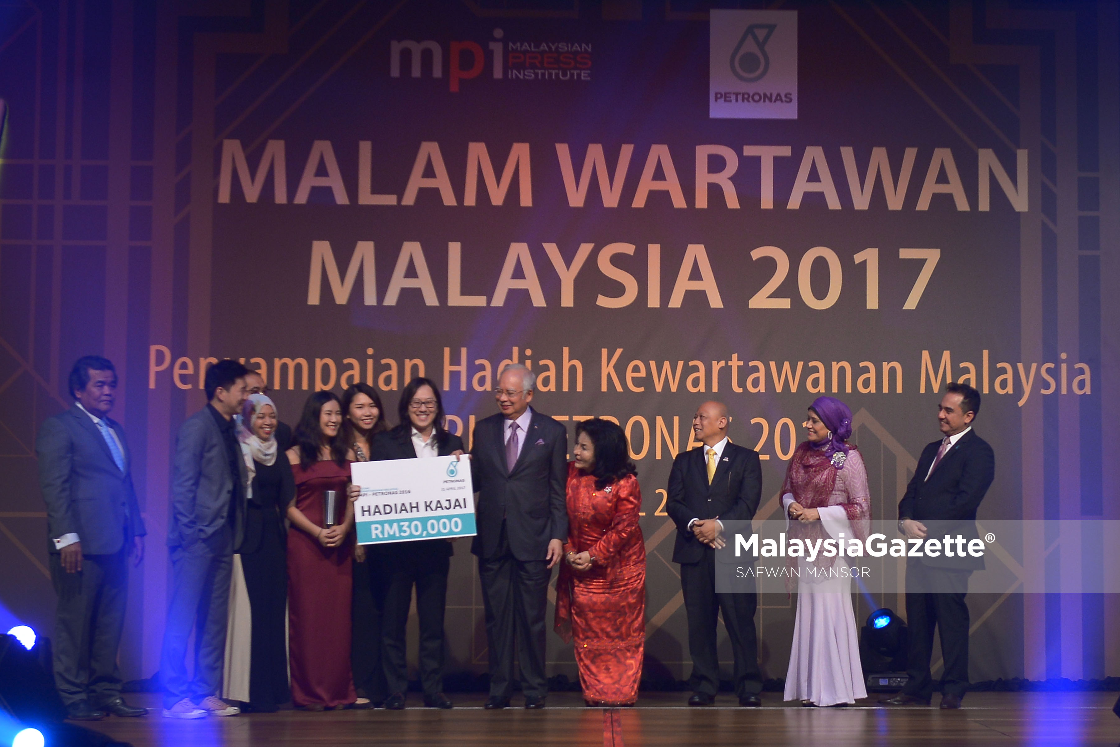 Perdana Menteri, Datuk Seri Najib Tun Razak diiringi isteri, Datin Seri Rosmah Mansor serta yang lain menyampaikan Anugerah Kajai kepada kumpulan wartawan The Star yang merangkul anugerah tersebut pada Majlis Malam Wartawan 2017 & Hadiah Kewartawanan Malaysia MPI-Petronas 2016 di Hotel Shangri-La, Kuala Lumpur. foto SAFWAN MANSOR, 21 APRIL 2017