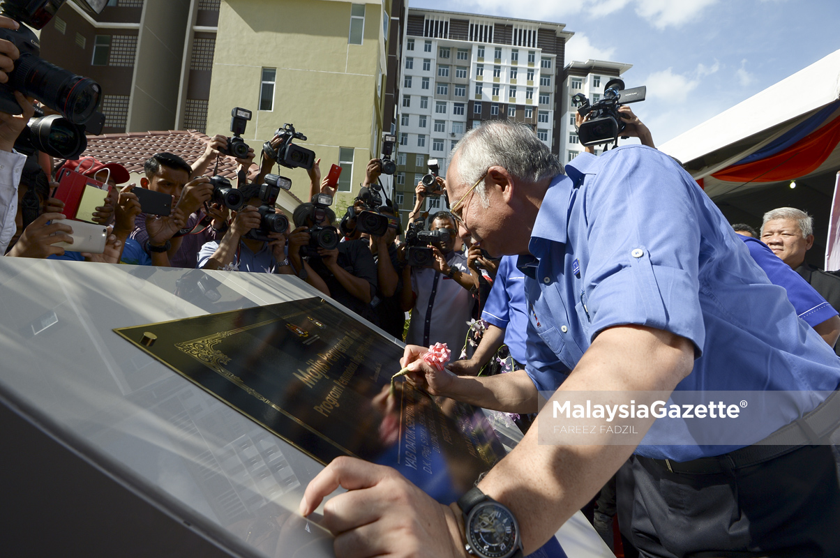 Perdana Menteri, Datuk Seri Najib Tun Razak menandatangani plaq sebagai gimik peramian pada Majlis Penyerahan Kunci Program Perumahan Rakyat (PPR) Tehel di Jasin, Melaka. foto FAREEZ FADZIL, 21 APRIL 2017