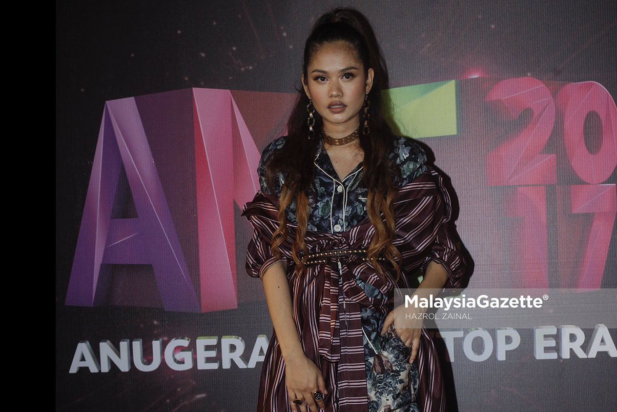 Pelakon, Liyana Jasmay bergambar pada Anugerah Meletop Era 2017 di Stadium Tertutup Malawati Shah Alam, Selangor. foto MOHD HAZROL ZAINAL, 23 APRIL 2017.