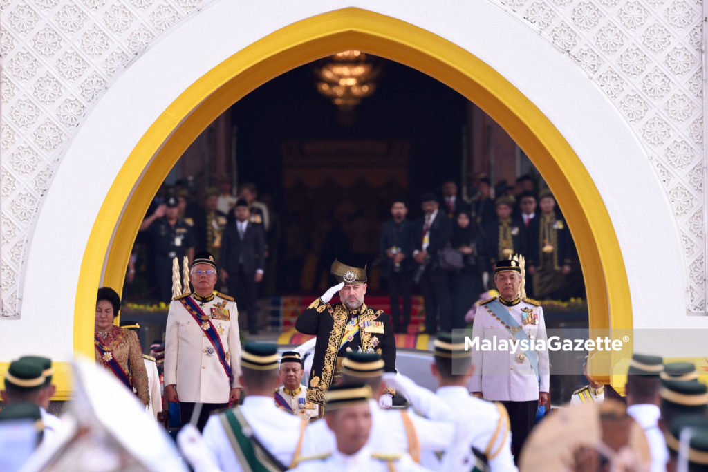 Yang di-Pertuan Agong Sultan Muhammad V berkenan memberi tabik hormat ketika memeriksa Pasukan Kawalan Kehormat sempena Istiadat Pertabalan Yang di-Pertuan Agong Ke-XV di Istana Negara. foto ihsan JABATAN PENERANGAN MALAYSIA/Nazri Raapai