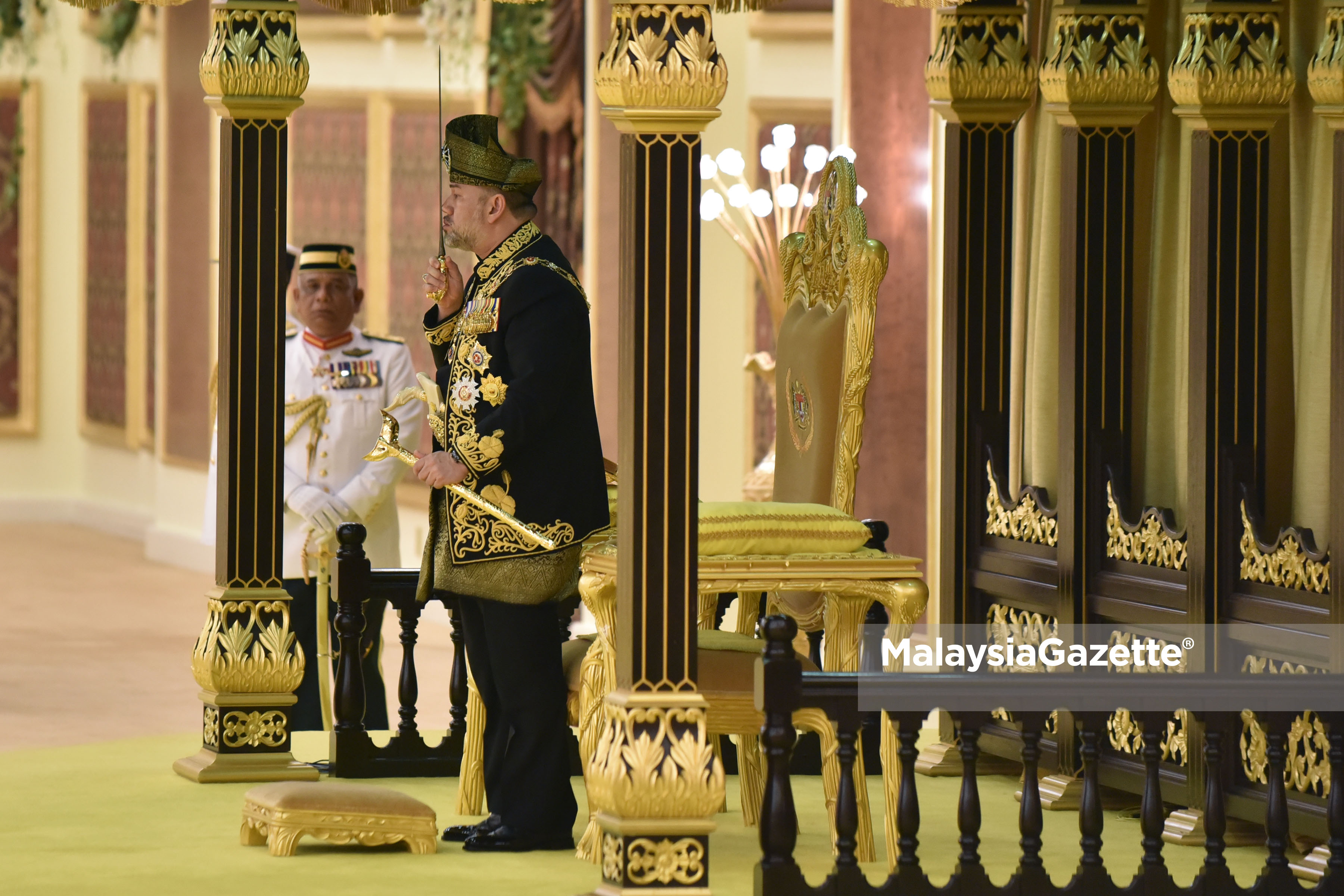 Yang di-Pertuan Agong Sultan Muhammad V berkenan mengucup Keris Kerajaan sebagai simbolik penerimaan kuasa Yang di-Pertuan Agong pada Istiadat Pertabalan baginda sebagai Yang di-Pertuan Agong Ke-XV di Istana Negara. foto ihsan JABATAN PENERANGAN MALAYSIA/Zarith Intan Suhana