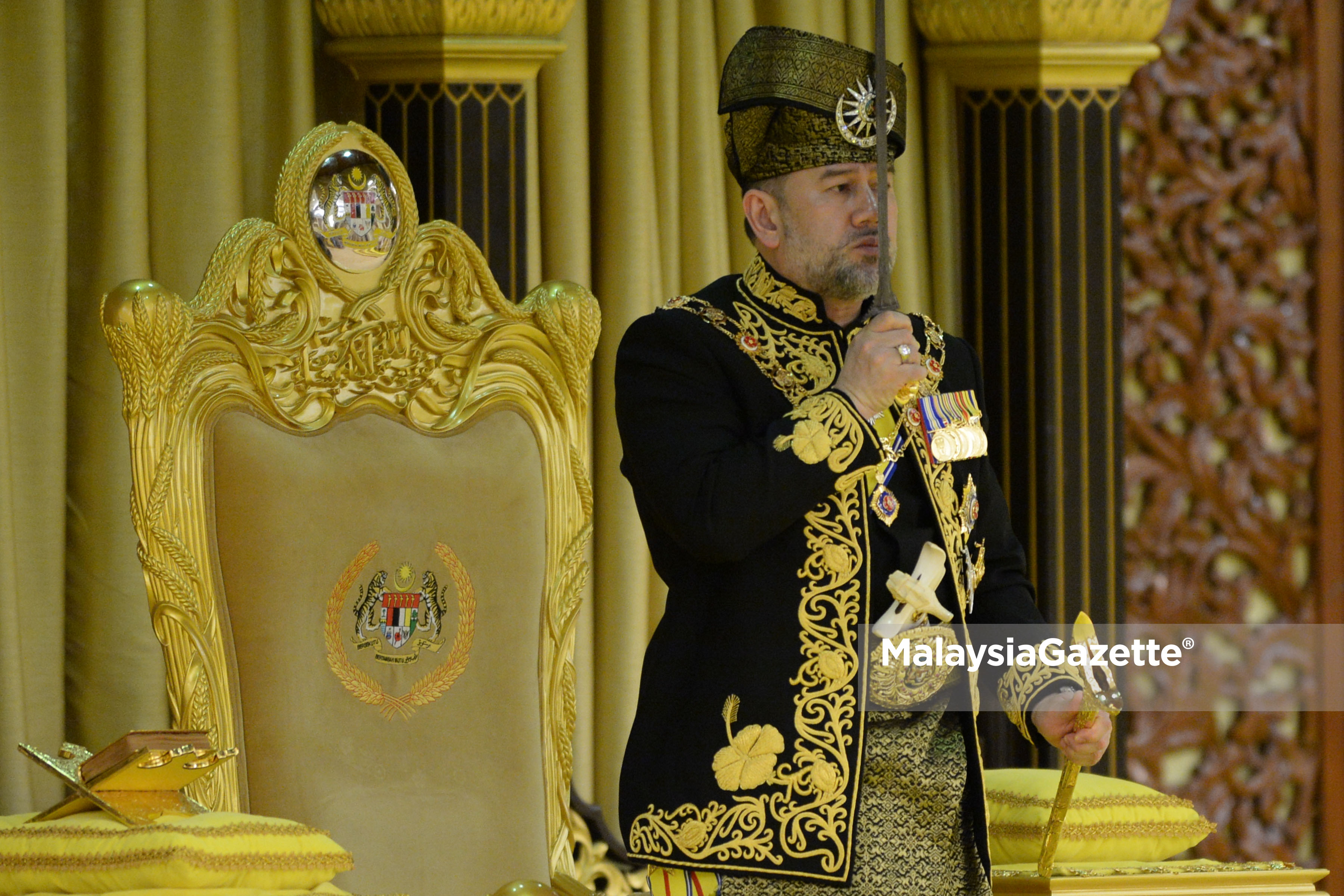 Yang di-Pertuan Agong Sultan Muhammad V berkenan mengucup Keris Kerajaan sebagai simbolik penerimaan kuasa Yang di-Pertuan Agong pada Istiadat Pertabalan baginda sebagai Yang di-Pertuan Agong Ke-XV di Istana Negara. foto ihsan JABATAN PENERANGAN MALAYSIA/Asraf Affandi Azlan