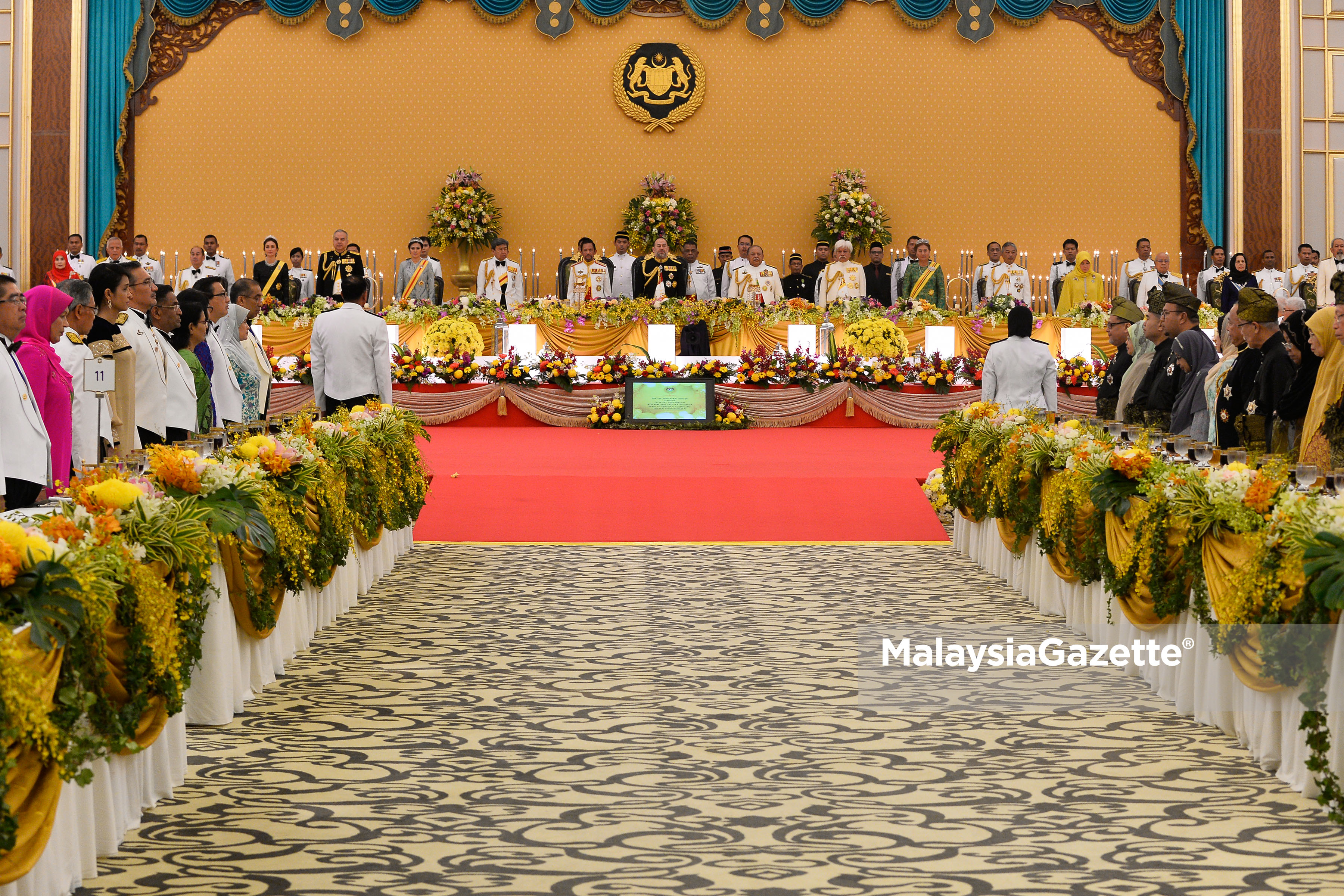 Yang di-Pertuan Agong Sultan Muhammad V berkenan berangkat ke Majlis Santapan Diraja sempena pertabalan Seri Paduka sebagai Yang di-Pertuan Agong ke-15 di Istana Negara. foto ihsan JABATAN PENERANGAN MALAYSIA/Shaiful Nizal