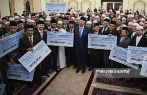 Datuk Seri Najib Tun Razak beramah mesra bersama wakil penerima