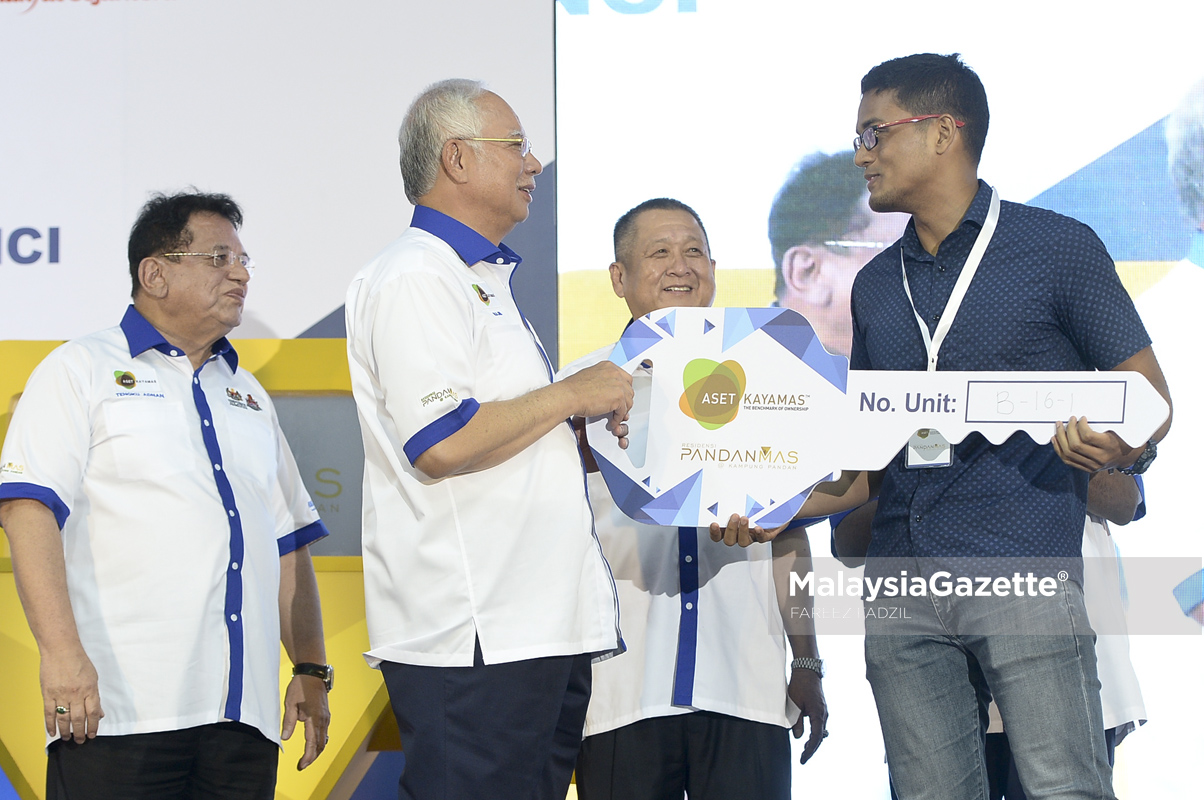 Perdana Menteri, Datuk Seri Najib Tun Razak (dua kiri) menyampaikan kunci Residensi PandanMas kepada salah seorang penerima, Ahmad Affandi Idrus (kanan) sambil diiringi Menteri Wilayah Persekutuan, Datuk Seri Tengku Adnan Tengku Mansor (kiri) dan Pengasas dan Pengerusi Aset Kayamas Sdn Bhd, Tan Sri Chai Kin Hong (tiga kiri) pada Majlis Penyerahan Kunci Residensi PandanMas di Kampung Pandan, Kuala Lumpur. foto FAREEZ FADZIL, 25 APRIL 2017