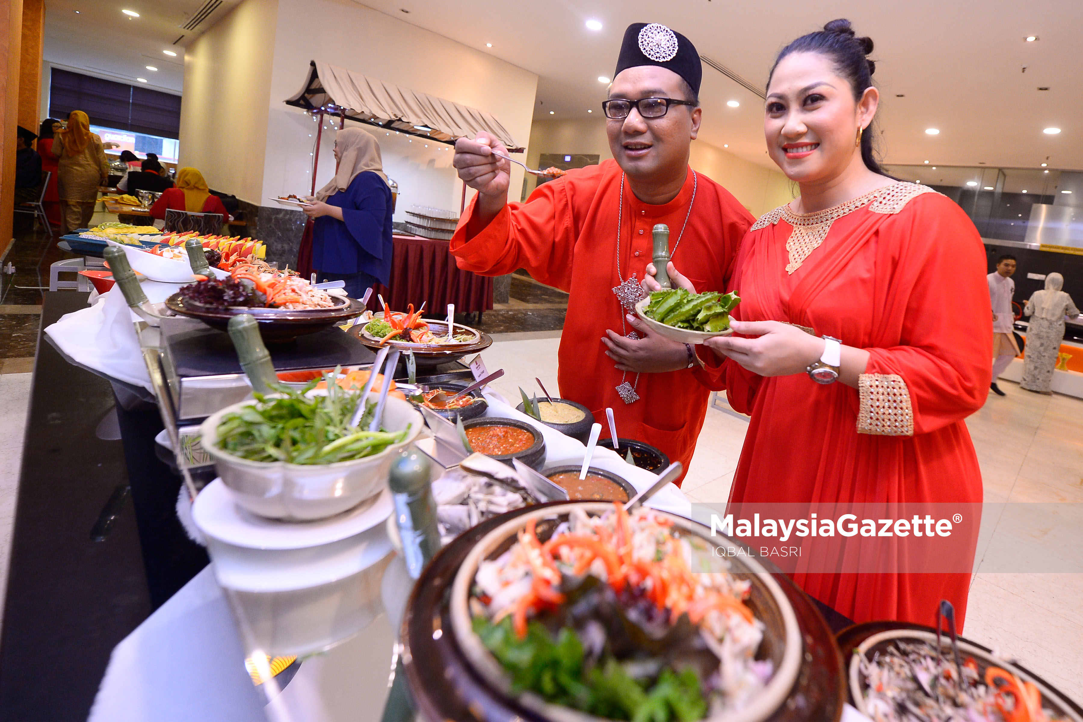 Artis tanah air, Ani Mayuni dan Kelly Azman bergambar bersama sajian yang terdapat pada Majlis Perasmian Preview Ramadan Citarasa Pantai Timur di Hotel Royal, Kuala Lumpur. foto IQBAL BASRI, 26 APRIL 2017.