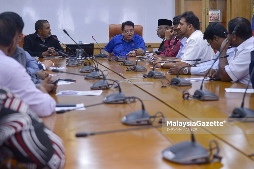 Menteri Wilayah Persekutuan, Datuk Seri Tengku Adnan Tengku Mansor bercakap ketika mengadakan pejumpaan dengan pengusaha-pengusaha India Muslim di Menara Dewan Bandaraya Kuala Lumpur (DBKL), Kuala Lumpur. foto SAFWAN MANSOR, 27 APRIL 2017