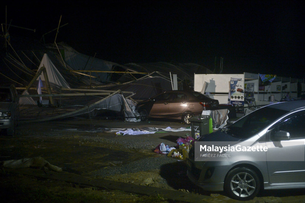 Keadaan khemah peniaga yang ranap akibat ribut melanda di perkarangan dewan pada Muktamar Tahunan PAS kali ke 63 di Kompleks PAS Kedah, Kota Sarang Semut, Alor Setar. foto FAREEZ FADZIL, 29 APRIL 2017