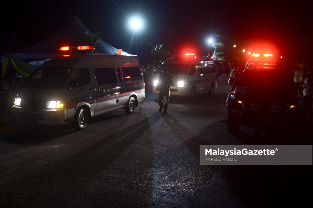 Kelihatan beberapa kenderaan ambulans turut memberi bantuan selepas khemah peniaga ranap akibat ribut melanda di perkarangan dewan pada Muktamar Tahunan PAS kali ke 63 di Kompleks PAS Kedah, Kota Sarang Semut, Alor Setar. foto FAREEZ FADZIL, 29 APRIL 2017