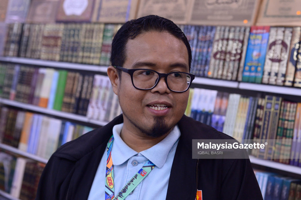 Pemilik Kedai Buku Darul Syakir Enterprise, Mohd Suhairi Sahimi ketika ditemui pada Pesta Buku Antarabangsa di Pusat Dagangan Dunia Putra (PWTC). foto IQBAL BASRI, 29 APRIL 2017.