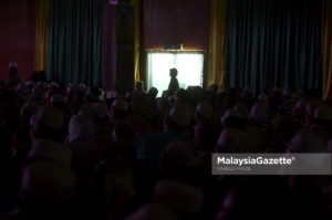 Keadaan di dalam dewan kelihatan gelap berikutan gangguan elektrik semasa sesi perbahasan sempena Muktamar Tahunan PAS kali ke 63 di Kompleks PAS Kedah, Kota Sarang Semut, Alor Setar. foto FAREEZ FADZIL, 30 APRIL 2017