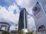 MITI beri jaminan tiada penutupan penuh sektor ekonomi jika Covid-19 meningkat Jumlah perdagangan Malaysia pada April 2018 meningkat 11.7 peratus tahun ke tahun kepada RM155.42 bilion berbanding penurunan sebanyak 3.5 peratus pada Mac, menurut Kementerian Perdagangan Antarabangsa dan Industri (MITI).