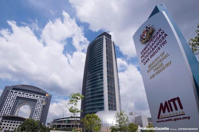 MITI Jumlah perdagangan Malaysia pada April 2018 meningkat 11.7 peratus tahun ke tahun kepada RM155.42 bilion berbanding penurunan sebanyak 3.5 peratus pada Mac, menurut Kementerian Perdagangan Antarabangsa dan Industri (MITI).