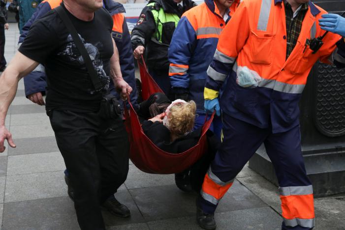 Pasukan penyelamat mendukung seorang penumpang keretapi bawah tanah yang diletupkan dengan serangan bom dalam kejadian di St. Petersburg semalam. Foto: Reuters