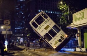 Tram terbalik 11 cedera