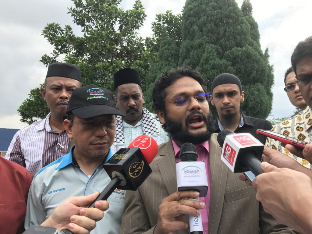 Exco Gabungan Dakwah Malaysia (GDM), Abu Shariz Badr Sarajun Hoda mengadakan sidang media di Balai Polis Tun Dr Ismail berhubung laporan polis terhadap Hindraf yang menyerang pendakwah terkenal, Dr Zakir Naik.