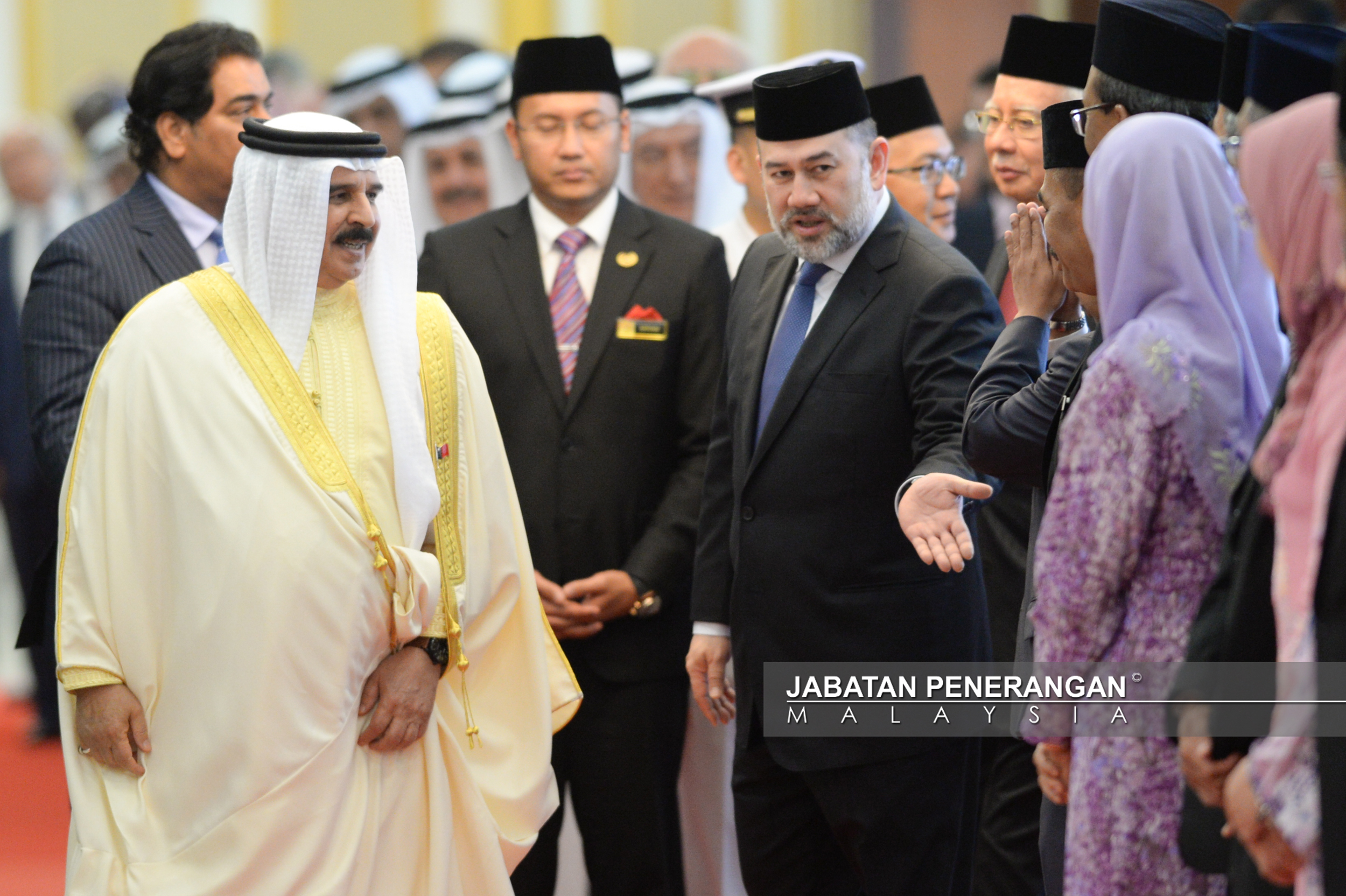 Yang di-Pertuan Agong Sultan Muhammad V berkenan mengiringi Raja Bahrain Raja Hamad Isa Al Khalifa (kiri) pada sambutan rasmi di Parlimen Malaysia sempena lawatan rasmi baginda ke negara selama empat hari dari 30 April 2017 hingga 3 Mei 2017. foto ihsan JABATAN PENERANGAN MALAYSIA/Hafiz Itam