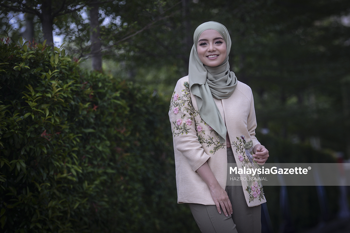Sesi fotografi bersama pelakon, Mira Filzah pada sidang akhbar Pengumuman Top 5 Anugerah Bintang Popular 3.0 di Balai Berita NST, Kuala Lumpur. foto MOHD HAZROL ZAINAL, 04 MEI 2017.