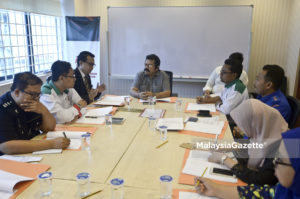 Pengerusi Yayasan Minda, Tan Sri Ibrahim Shah Abu Shah (tengah) semasa hadir pada Mesyuarat Penyelarasan Gerak Kerja Kembara Pendidikan Nasional 2017 di pejabat Yayasan Minda, Kuala Lumpur. foto FAREEZ FADZIL, 09 MEI 2017