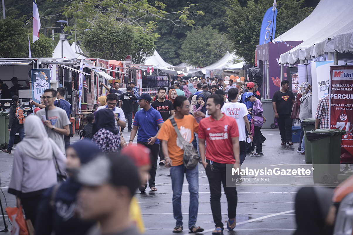 Orang ramai hadir ke Karnival Wow sempena Sambutan Hari UMNO ke-71 semasa tinjauan Lensa Malaysia Gazette di Stadium Nasional Bukit Jalil, Kuala Lumpur. foto HAZROL ZAINAL, 10 MEI 2017.