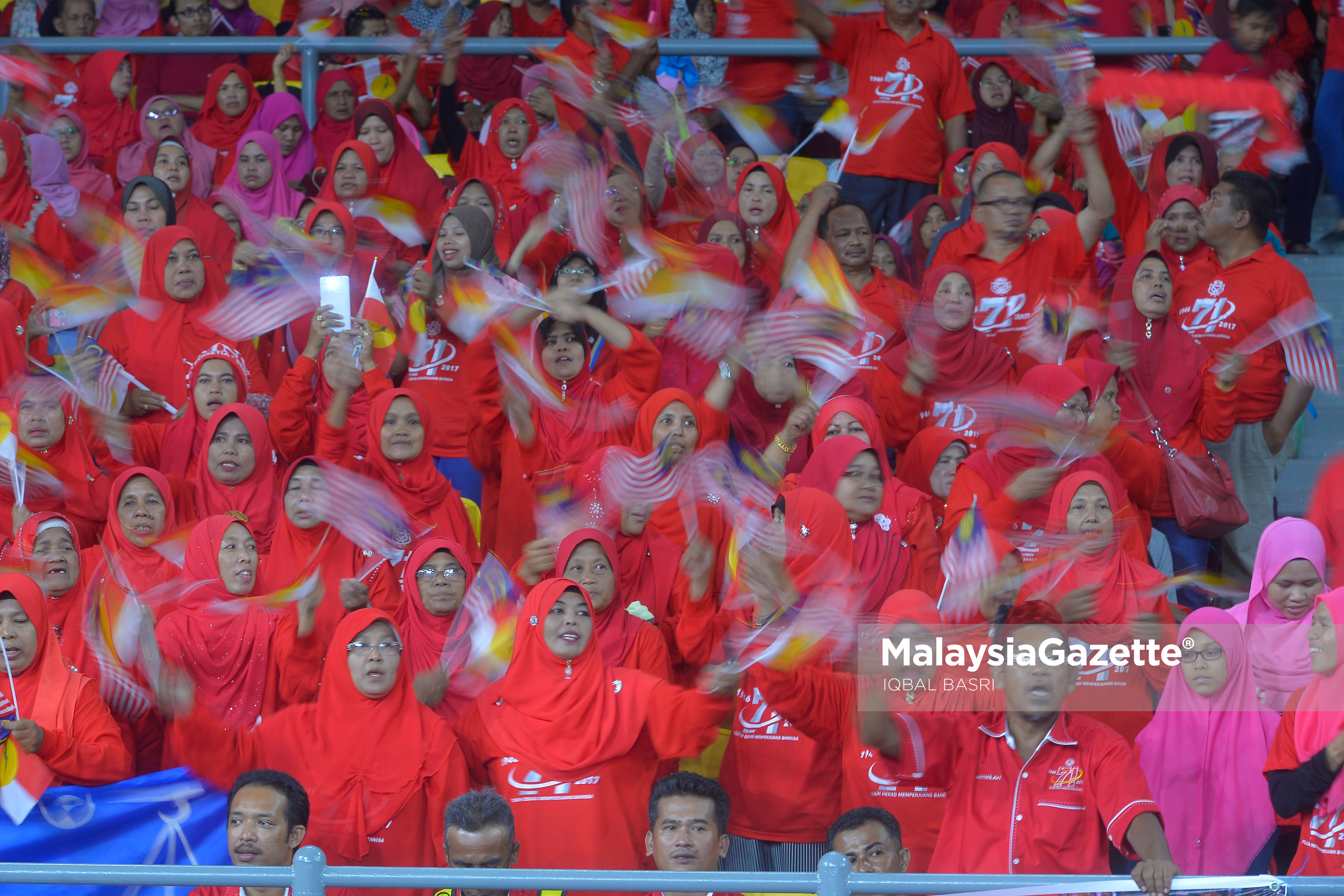 Sebahagian ahli UMNO mengibarkan bendera Sang Saka Bangsa pada Sambutan Hari Ulang Tahun UMNO ke-71 di Stadium Nasional Bukit Jalil, Kuala Lumpur. foto IQBAL BASRI, 11 MEI 2017.