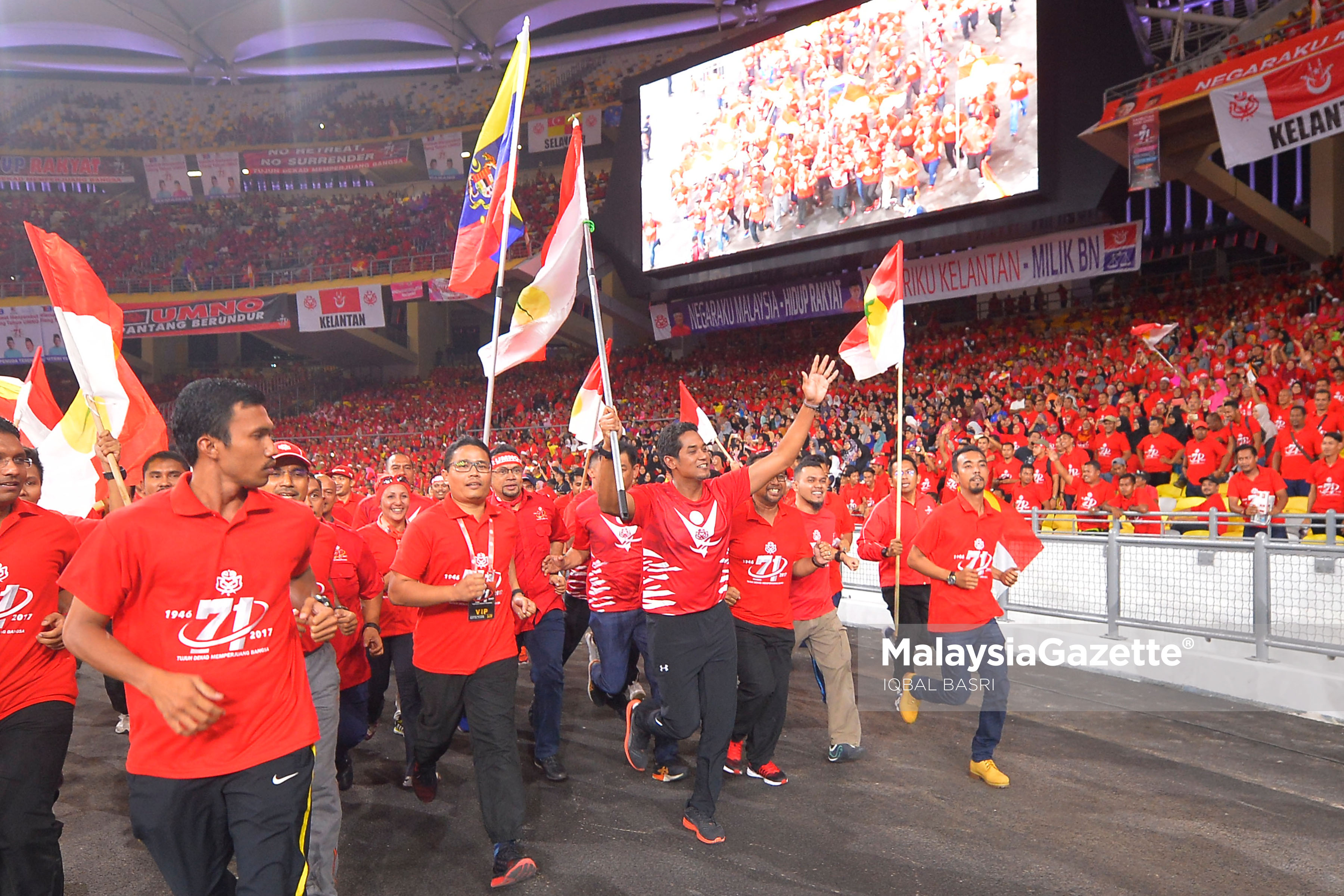 Ketua Pergerakan Pemuda UMNO, Yb Khairy Jamaluddin mengetuai larian sambil membawa bendera pada Sambutan Hari Ulang Tahun UMNO ke-71 di Stadium Nasional Bukit Jalil, Kuala Lumpur. foto IQBAL BASRI, 11 MEI 2017.