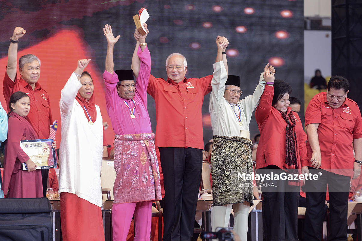 Presiden UMNO, Datuk Seri Najib Tun Abdul Razak (tengah) menjulang tangan bersama penerima Anugerah Tokoh Melayu Terbilang, Tan Sri Hanafiah Hussain (tiga kanan), Tan Sri Mohd Yussof Latiff (tiga kiri) dan Tan Sri Napsiah Omar (dua kiri) turut serta isteri Perdana Menteri, Datin Seri Rosmah Mansor (dua kanan), Setiausaha Agong UMNO, Datuk Seri Tengku Adnan Tengku Mansor (kanan) dan Naib Presiden UMNO, Datuk Seri Ahmad Zahid Hamidi pada Majlis Sempena Sambutan Ulang Tahun UMNO 71 di Stadium Nasional Bukit Jalil, Kuala Lumpur.. foto HAZROL ZAINAL, 11 MEI 2017.
