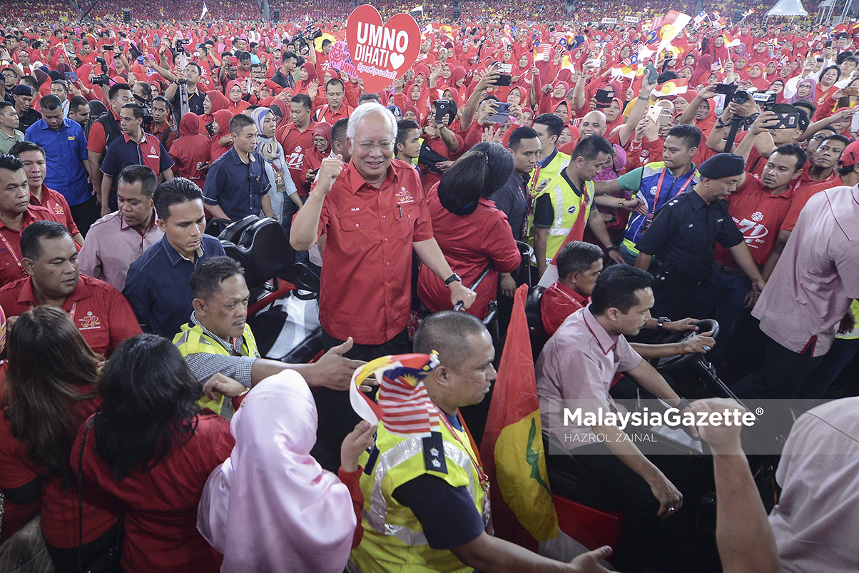 Presiden UMNO, Datuk Seri Najib Tun Abdul Razak bersama isteri Datin Seri Rosmah Mansor melambai tangan kepada penyokong UMNO yang hadir ketika mengelilingi stadium pada Majlis Sempena Sambutan Ulang Tahun UMNO 71 di Stadium Nasional Bukit Jalil, Kuala Lumpur. foto HAZROL ZAINAL, 11 MEI 2017.
