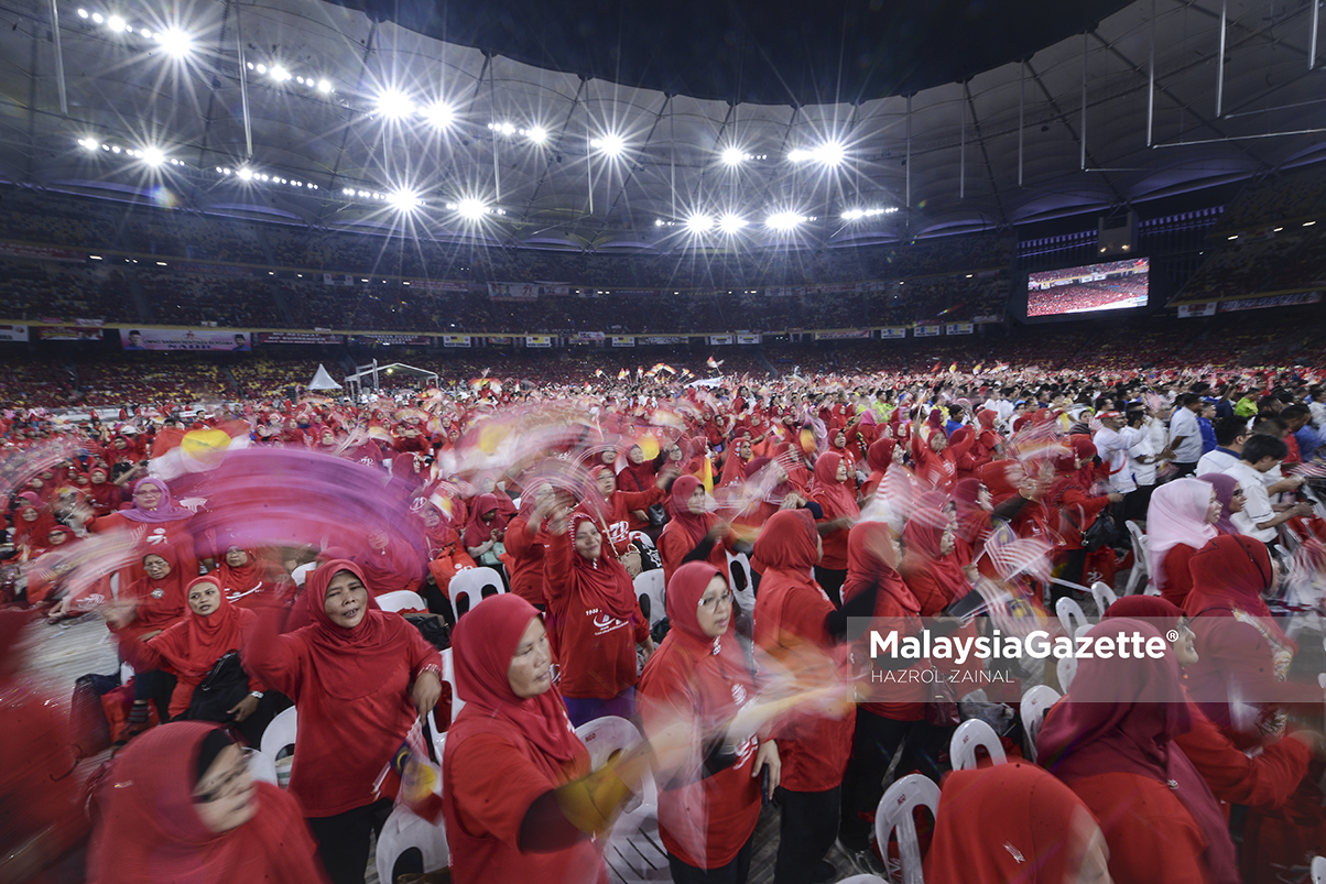 Sebahagian ahli UMNO yang hadir mengibarkan bendera UMNO ketika menyanyikan lagu UMNO pada Sambutan Hari Ulang Tahun UMNO ke-71 di Stadium Nasional Bukit Jalil, Kuala Lumpur. foto HAZROL ZAINAL, 11 MEI 2017.
