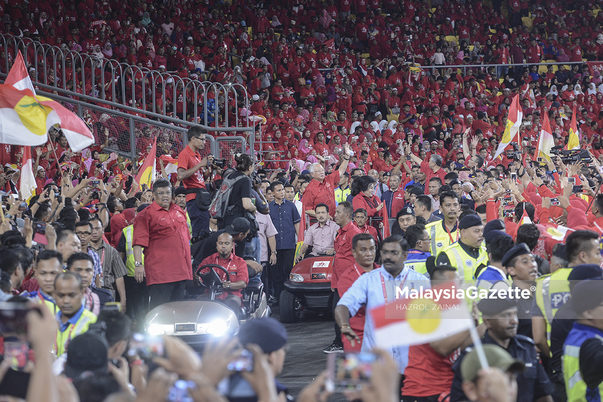 Presiden UMNO, Datuk Seri Najib Tun Abdul Razak bersama isteri Datin Seri Rosmah Mansor melambai tangan kepada penyokong UMNO yang hadir ketika mengelilingi stadium turut serta Naib Presiden UMNO, Datuk Seri Ahmad Zahid Hamidi dan Datuk Seri Hishammuddin Tun Hussein pada Majlis Sempena Sambutan Ulang Tahun UMNO 71 di Stadium Nasional Bukit Jalil, Kuala Lumpur. foto HAZROL ZAINAL, 11 MEI 2017.