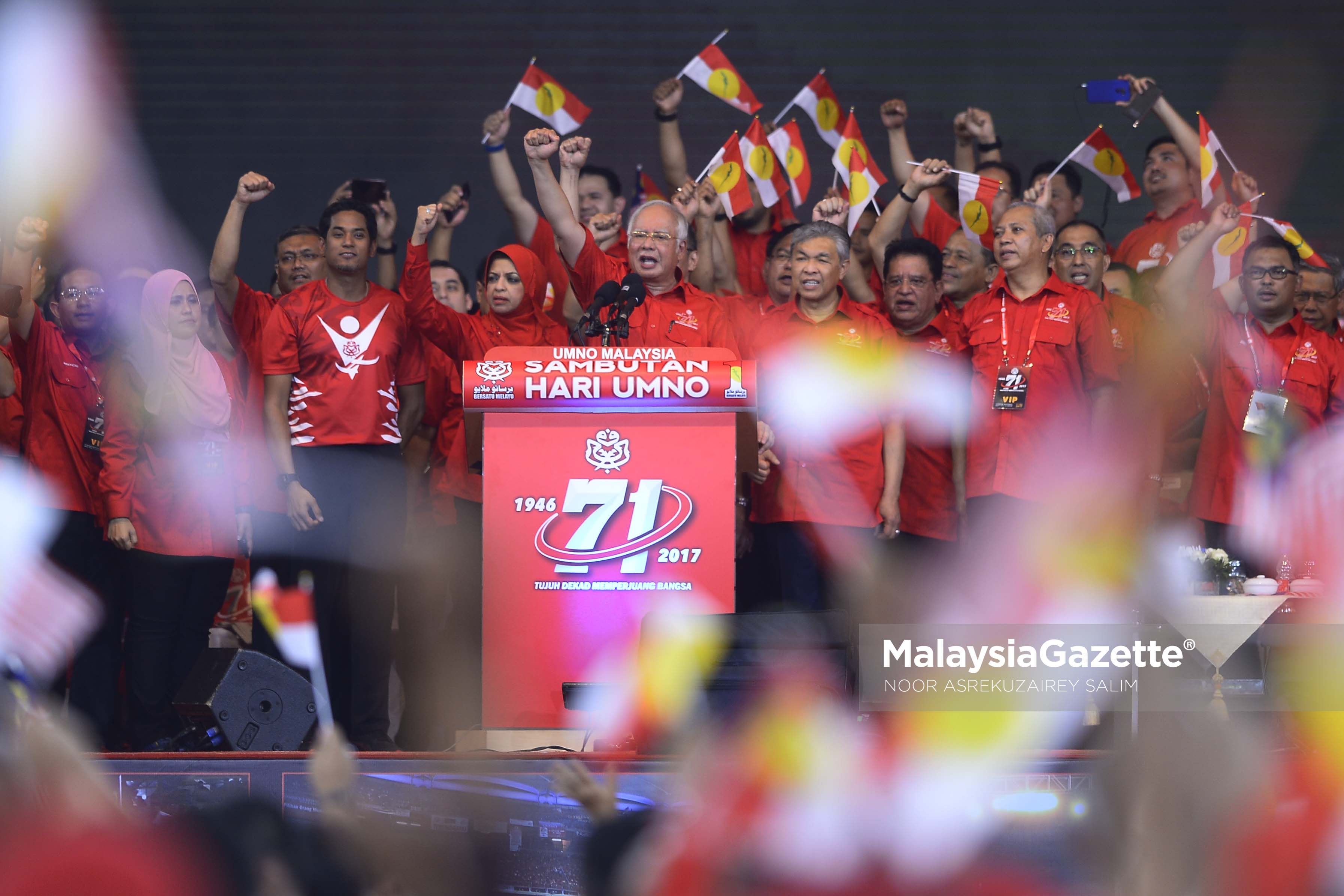 Presiden UMNO, Datuk Seri Najib Tun Abdul Razak mengetuai melaungkan "Hidup UMNO" selepas ucapannya turut serta Naib Presiden UMNO, Datuk Seri Ahmad Zahid Hamidi, Datuk Seri Hishammuddin Tun Hussein turut serta barisan Ahli-ahli Majlis Tertinggi UMNO dan penyokong UMNO pada Majlis Sempena Sambutan Ulang Tahun UMNO 71 di Stadium Nasional Bukit Jalil, Kuala Lumpur. foto NOOR ASREKUZAIREY SALIM, 11 MEI 2017